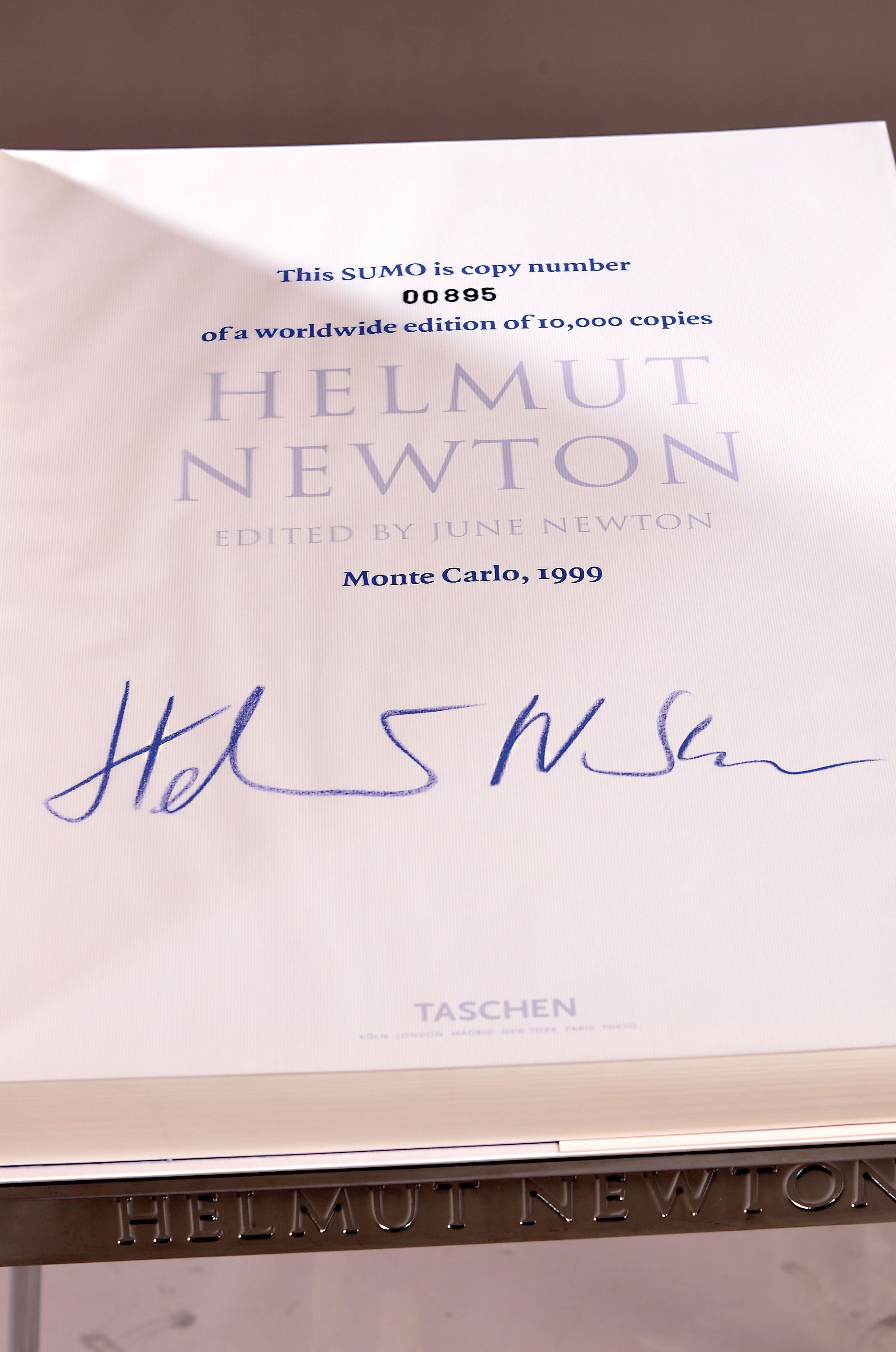 Detail a: Helmut Newton, 1920-2004: "Sumo", Taschen, June Newton 1999, Ed. 895/10000, Frontispiz handsigniert in blau und gestempelter ...