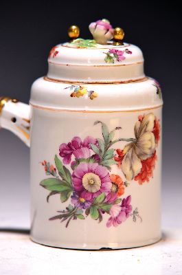 26921314a - Schokoladenkännchen, deutsch, Anfang 19. Jh., Porzellan, bunte Blumenmalerei, ...