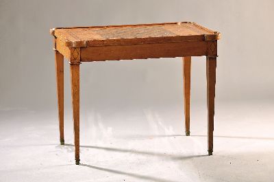 Image 26921331 - Wandelbarer Spieltisch, um 1830, Kirschbaum abnehmbare Tischplatte, aufseitig mit ...