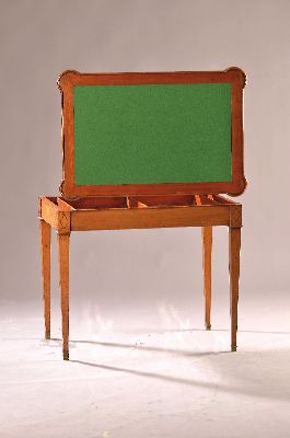 26921331a - Wandelbarer Spieltisch, um 1830, Kirschbaum abnehmbare Tischplatte, aufseitig mit ...