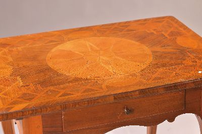 26921332a - Spieltisch, Barock, Dresden, 18.Jh., Nußbaumfurnier, auf langen geschwungenen ...
