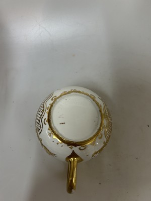 26921342e - Frühe Teekanne mit "Goldchinesen", Meissen, um 1725, Porzellan, sog. ...