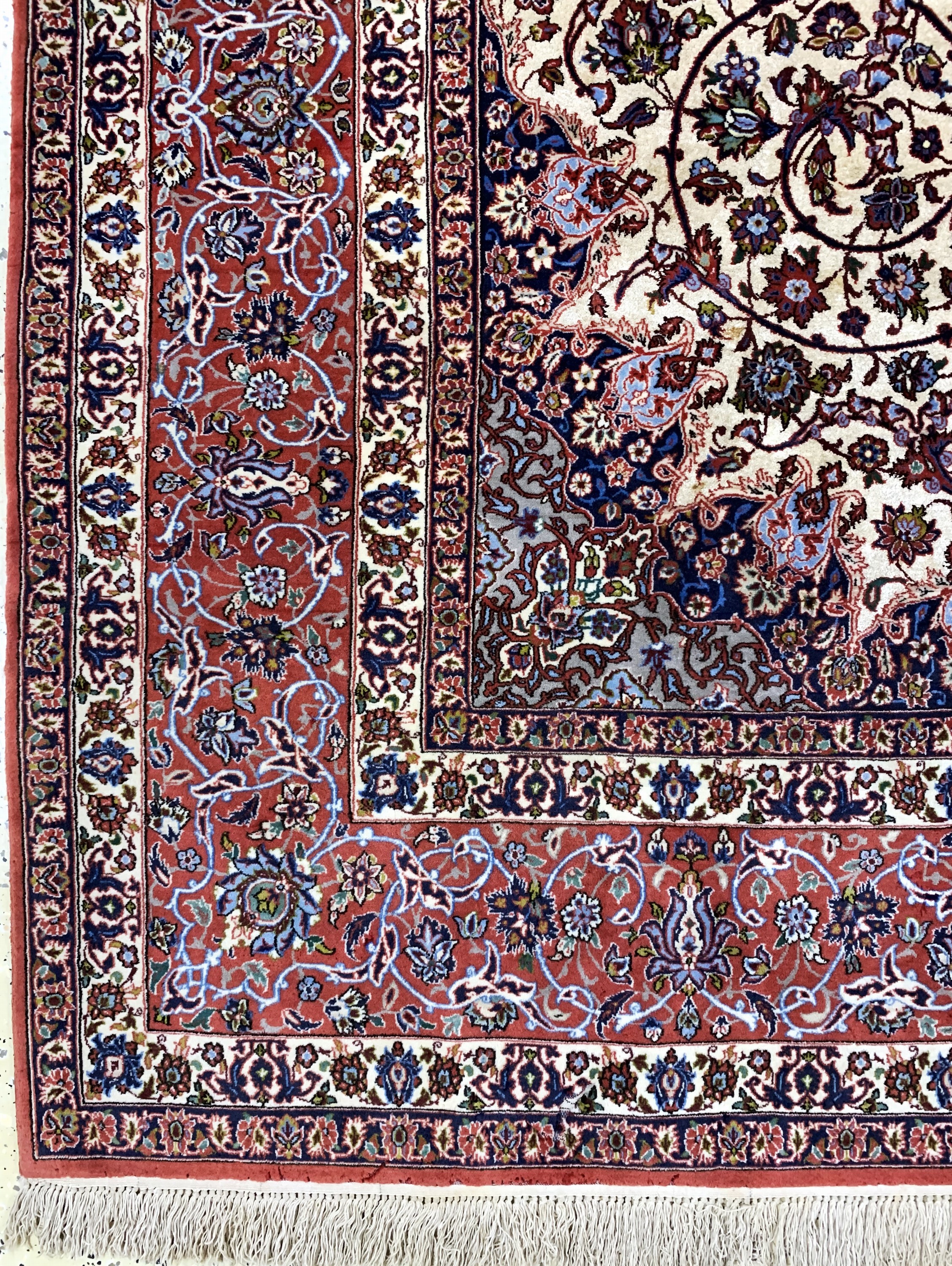 Detail b: Esfahan fein"Seidengrund", Persien, Ende 20.Jhd, Korkwolle mit und auf Seide, ca. 295 x195 cm, Signatur wohl nicht Original, EHZ: 2 ...