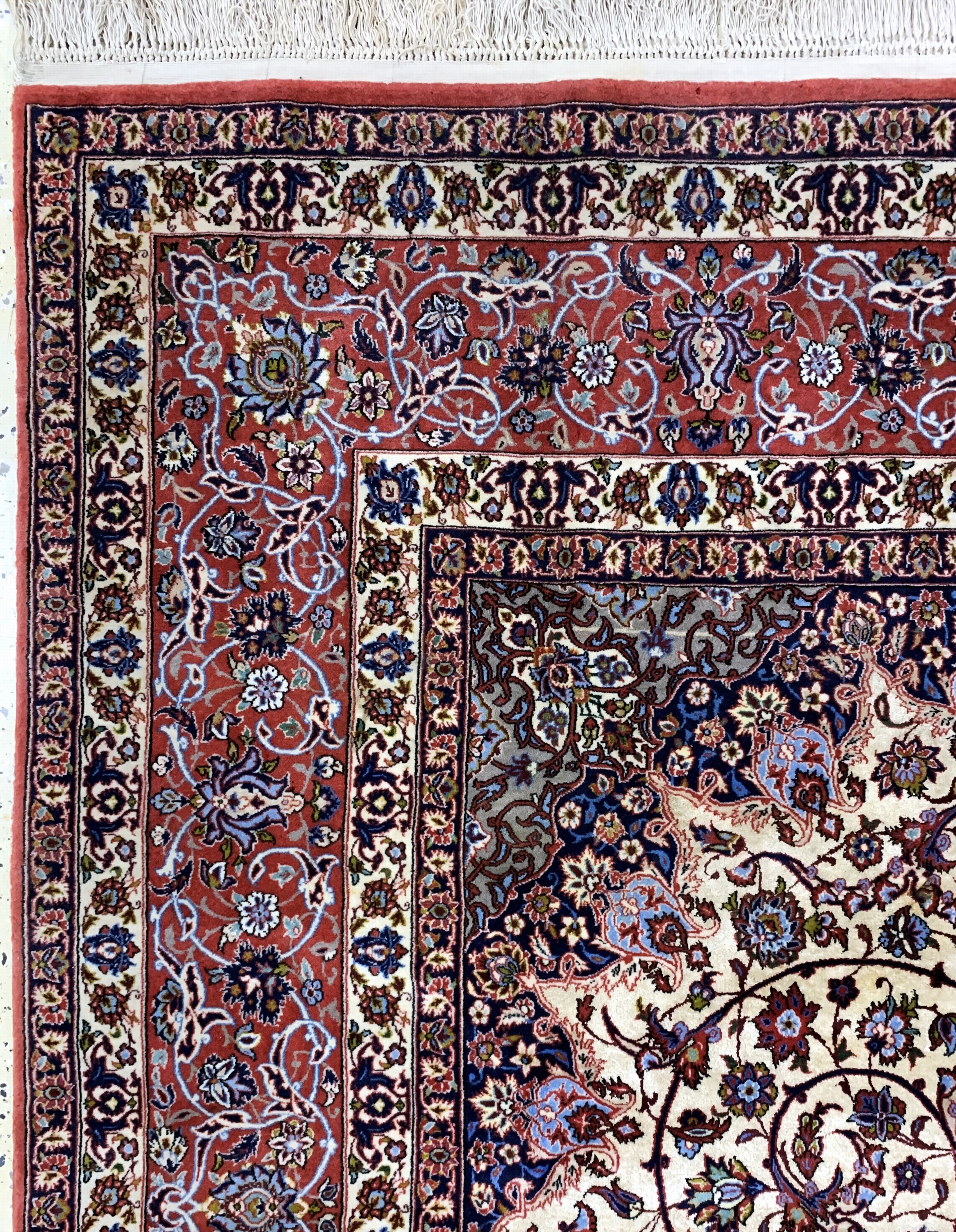 Detail e: Esfahan fein"Seidengrund", Persien, Ende 20.Jhd, Korkwolle mit und auf Seide, ca. 295 x195 cm, Signatur wohl nicht Original, EHZ: 2 ...