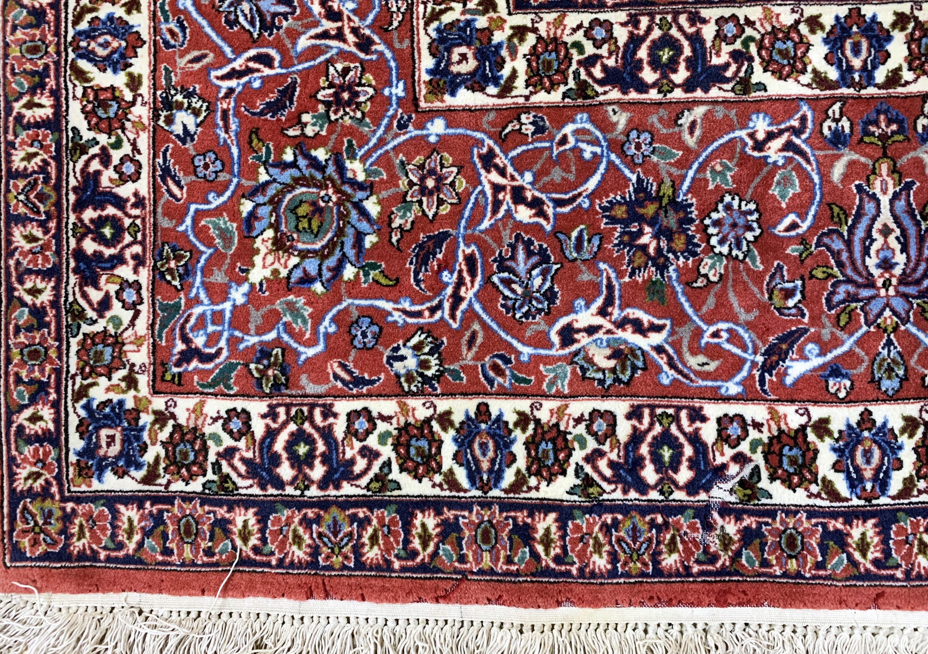 Detail h: Esfahan fein"Seidengrund", Persien, Ende 20.Jhd, Korkwolle mit und auf Seide, ca. 295 x195 cm, Signatur wohl nicht Original, EHZ: 2 ...