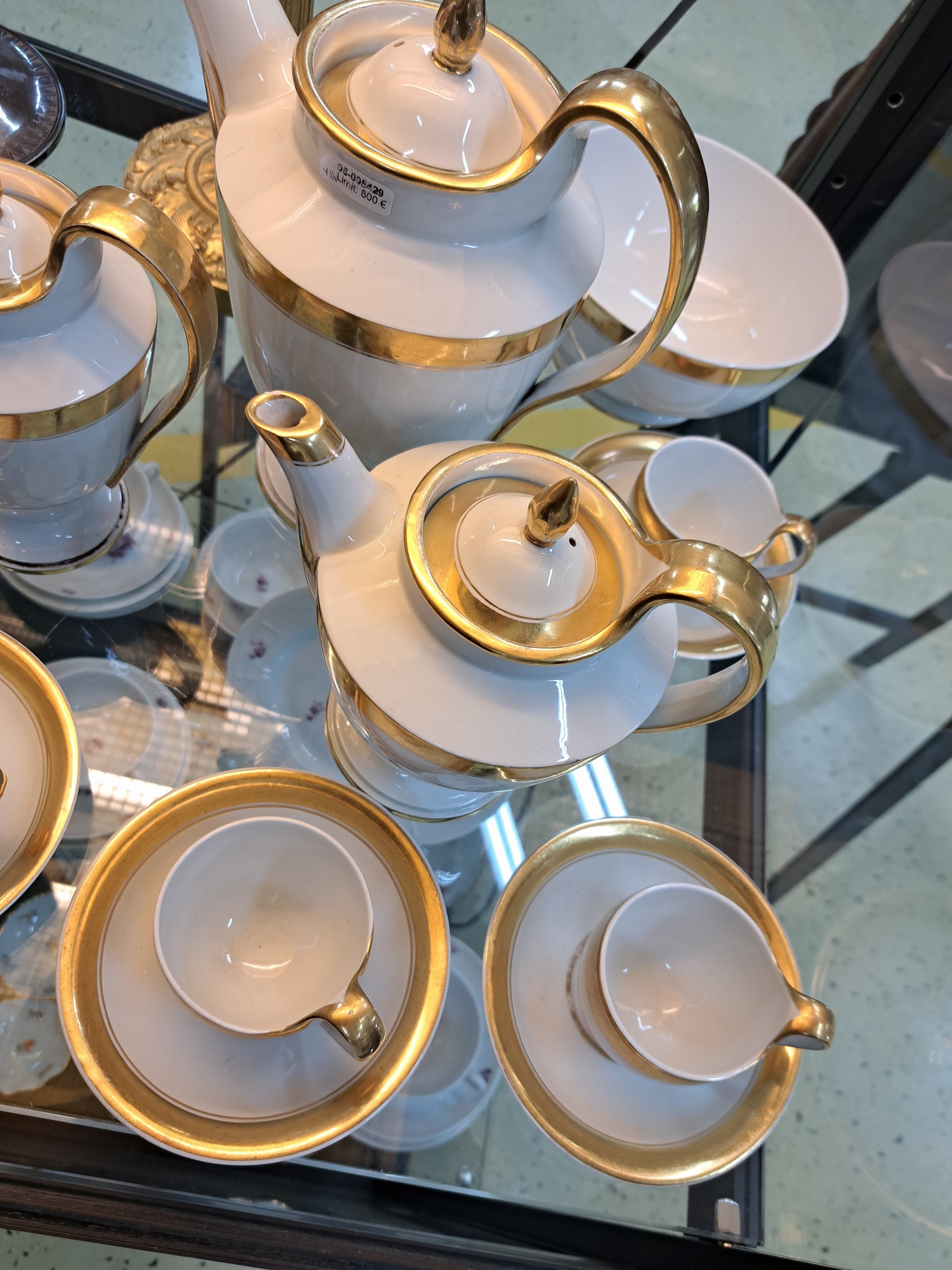 Detail a: Frühes Kaffeeservice, Fürstenberg, Anfang 19. Jh., Porzellan, Goldstaffage, große Kaffeekanne, Teekanne, Milchkanne, 6 Kaffeetassen mit ...