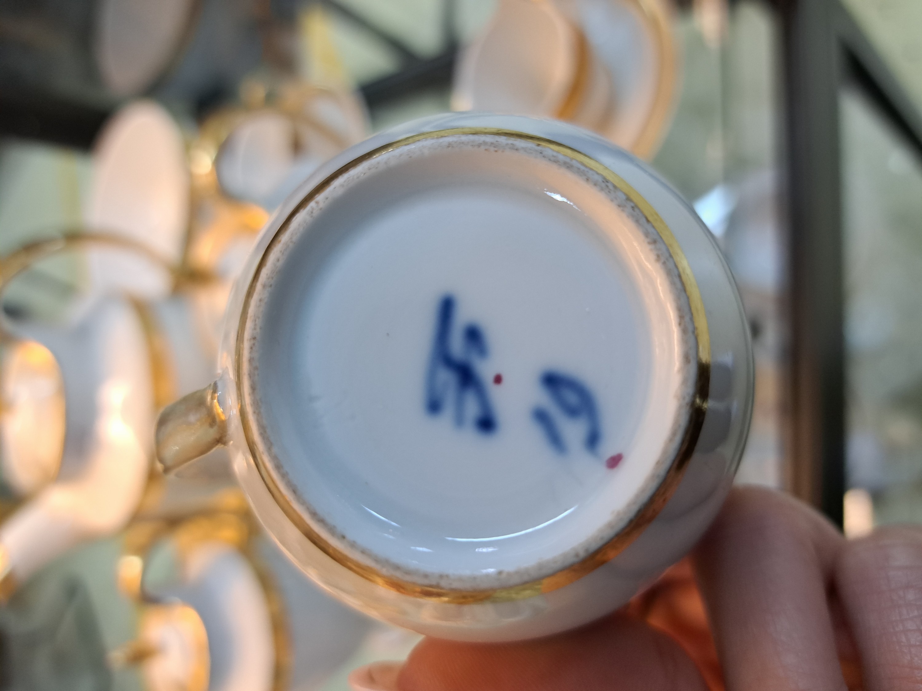 Detail b: Frühes Kaffeeservice, Fürstenberg, Anfang 19. Jh., Porzellan, Goldstaffage, große Kaffeekanne, Teekanne, Milchkanne, 6 Kaffeetassen mit ...