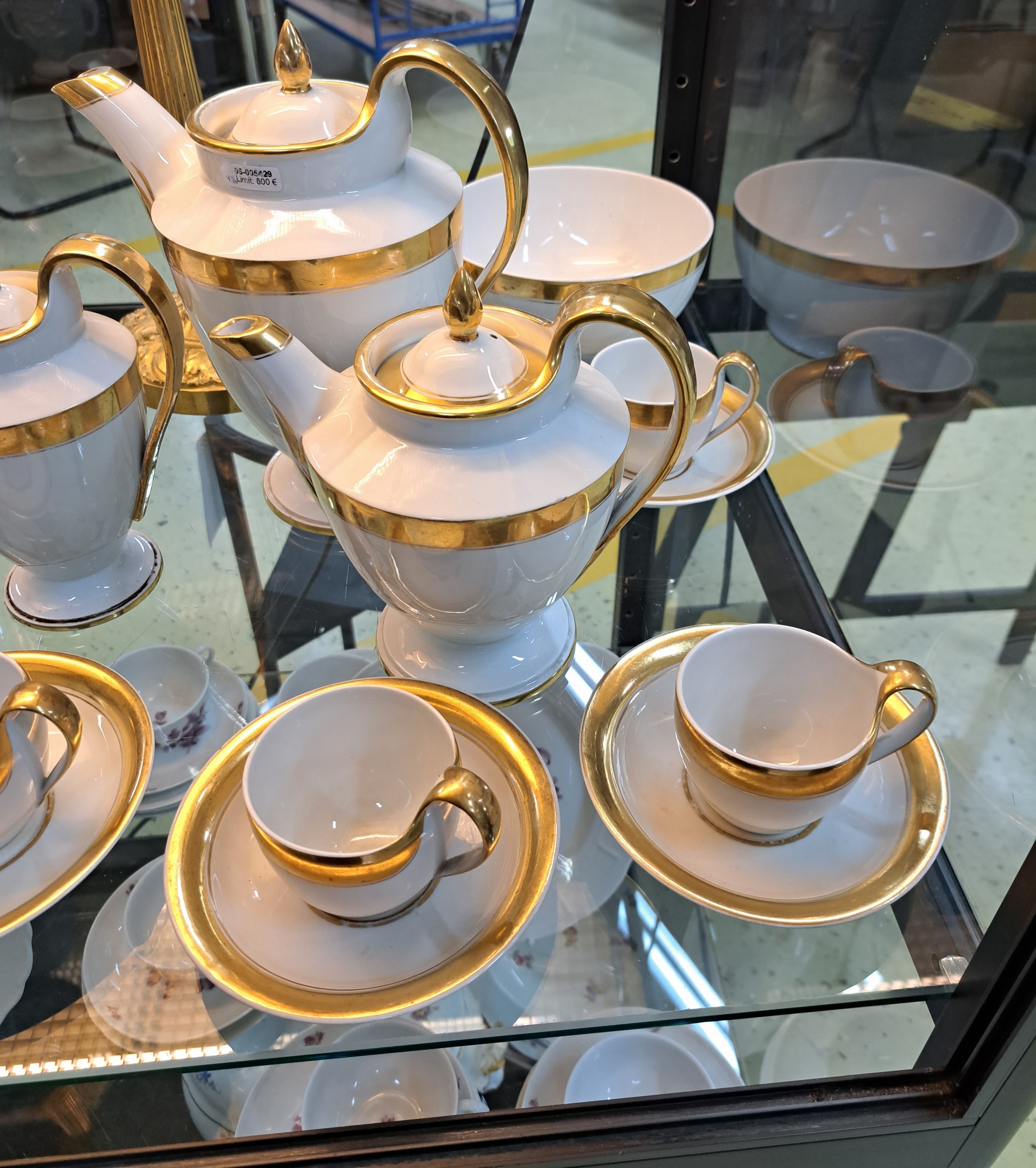 Detail d: Frühes Kaffeeservice, Fürstenberg, Anfang 19. Jh., Porzellan, Goldstaffage, große Kaffeekanne, Teekanne, Milchkanne, 6 Kaffeetassen mit ...