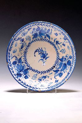 Image 26921593 - Teller, Alcora, Spanien, um 1750, Fayence, Unterglasurbemalung, D. ca., 25 cm, l. best.