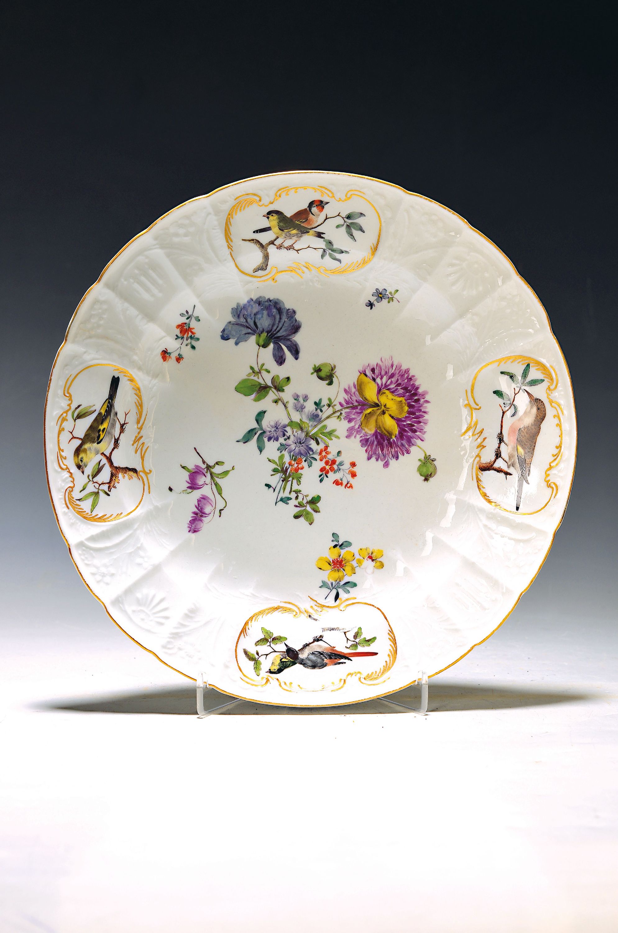 Teller, Meissen, um 1760, Porzellan, Blumenmalerei, in Reserven Vogelmalereien, Form Dulong, restauriert, D. ca. 25 cm