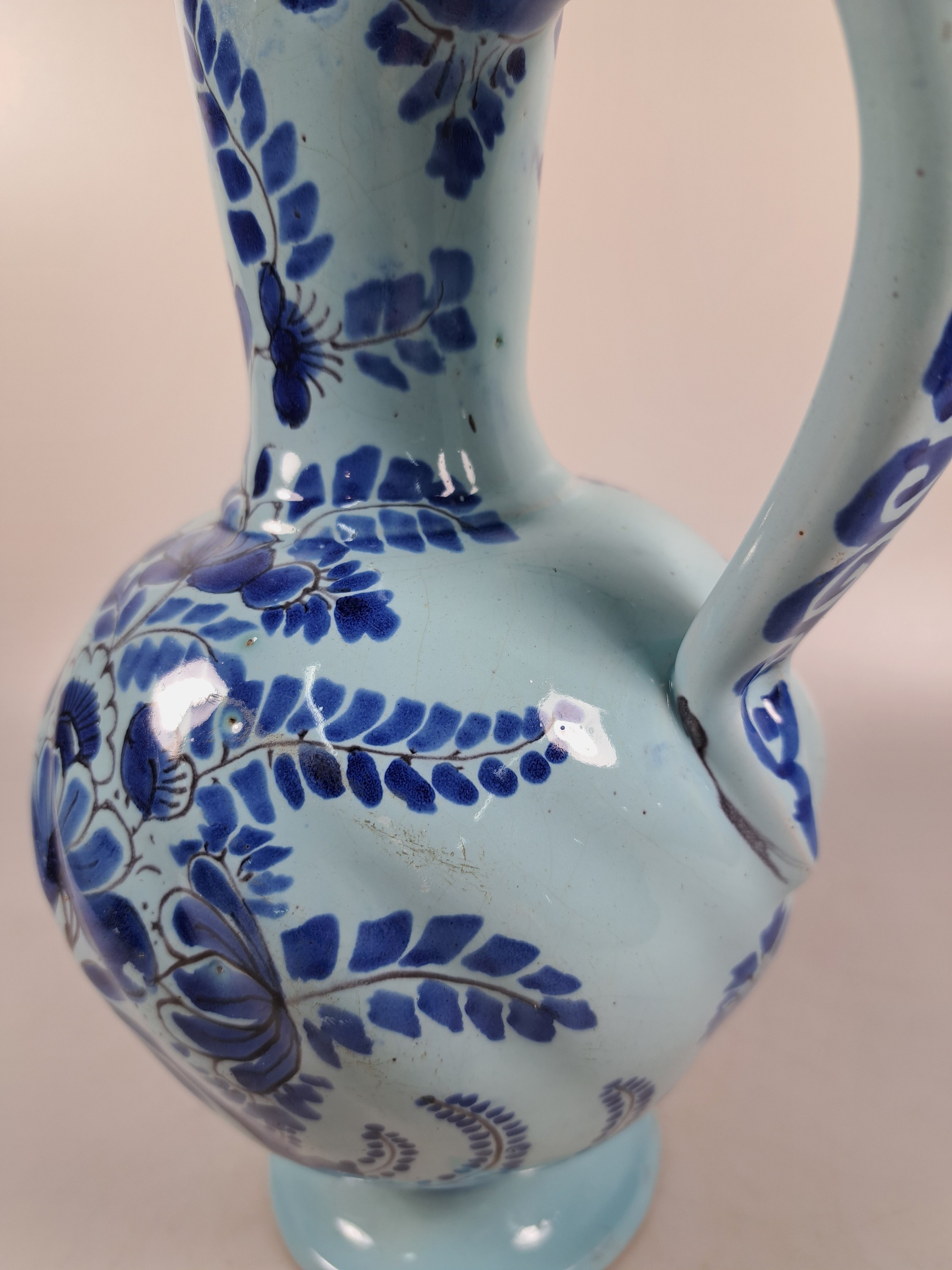 Detail d: Enghalskrug, Hanau, um 1740, Fayence, Drehermarke E, hellblauer, Grund mit blauer Blumenbemalung, rest., Zinndeckel, H. ca.31 cm