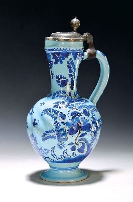 Image Enghalskrug, Hanau, um 1740, Fayence, Drehermarke E, hellblauer, Grund mit blauer ...
