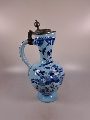 26921805a - Enghalskrug, Hanau, um 1740, Fayence, Drehermarke E, hellblauer, Grund mit blauer ...