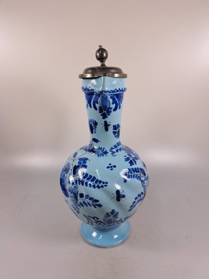 26921805b - Enghalskrug, Hanau, um 1740, Fayence, Drehermarke E, hellblauer, Grund mit blauer ...