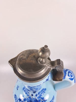 26921805f - Enghalskrug, Hanau, um 1740, Fayence, Drehermarke E, hellblauer, Grund mit blauer ...