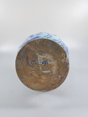 26921805h - Enghalskrug, Hanau, um 1740, Fayence, Drehermarke E, hellblauer, Grund mit blauer ...