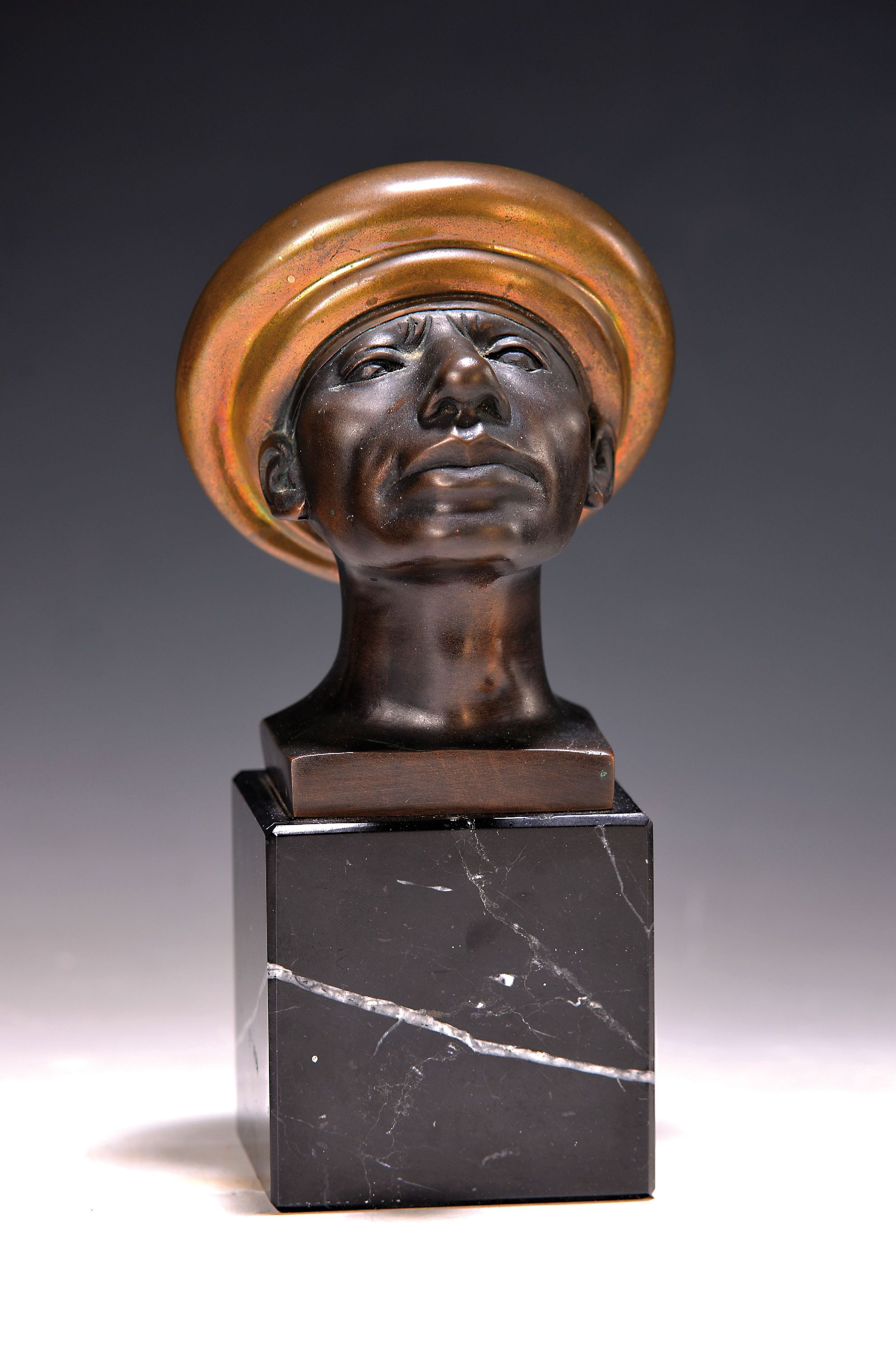 Detail k: Rudolf Hausner, 1914 Wien-1995 Mödling, Adam wohlbehütet, Bronze, braun patiniert und partiell poliert, sign. und num. 76/1250, schwarzer ...