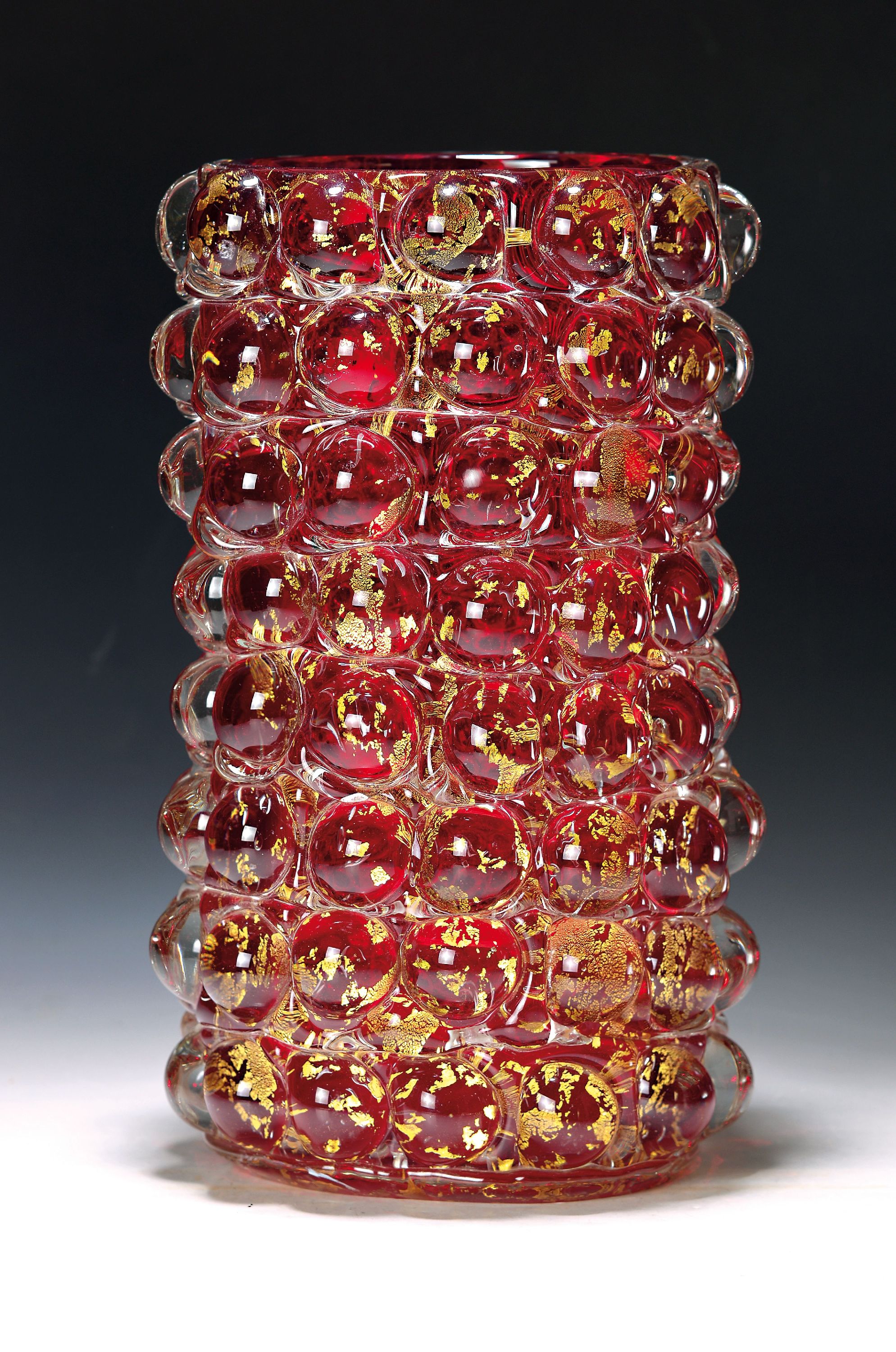 Große Glasvase "Lenti", Barovier & Toso, Murano, 1950er-Jahre, farbloses Glas, roter Innenüberfang mit Goldfolie, Zylinderform, Raster ...