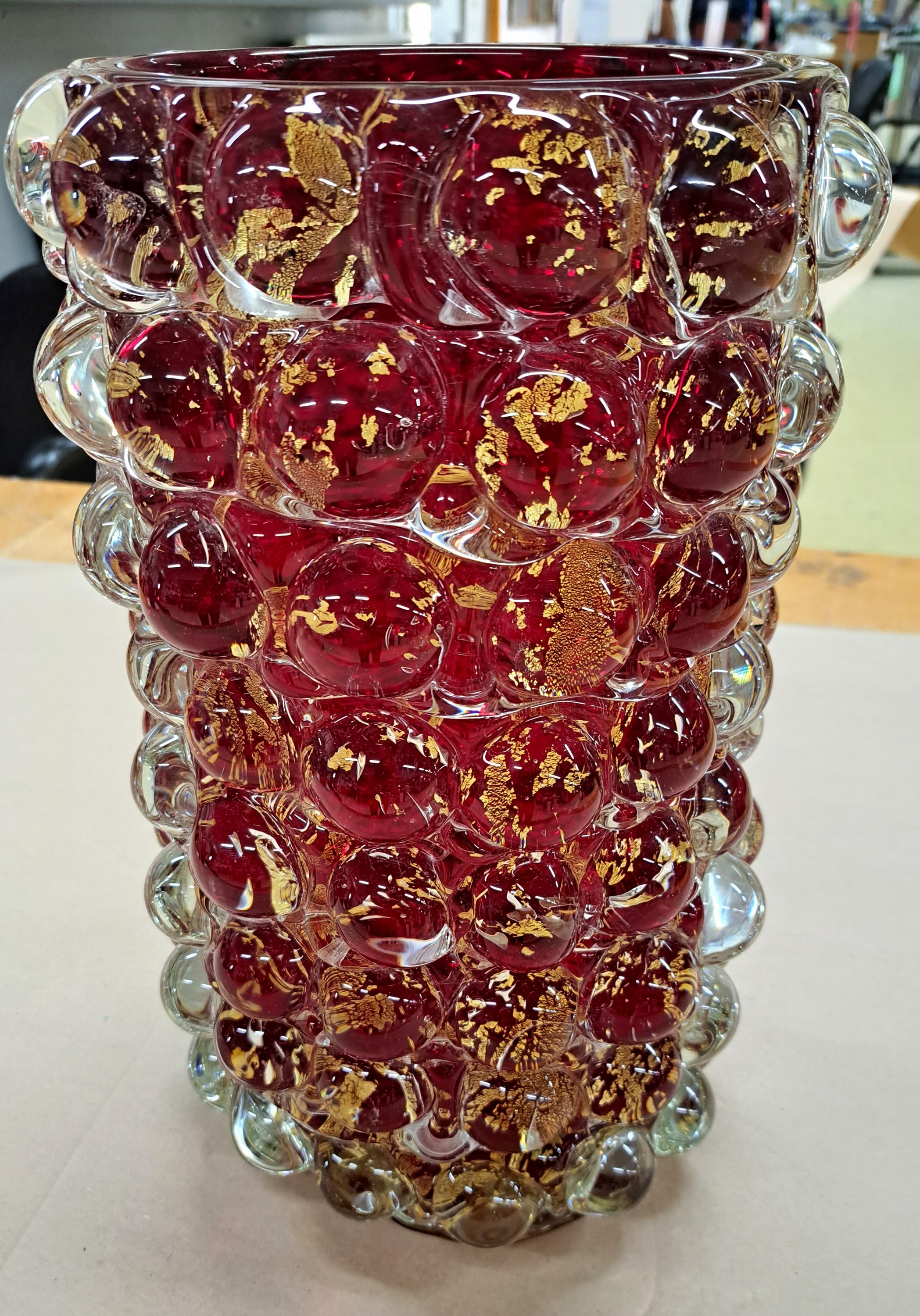 Detail a: Große Glasvase "Lenti", Barovier & Toso, Murano, 1950er-Jahre, farbloses Glas, roter Innenüberfang mit Goldfolie, Zylinderform, Raster ...