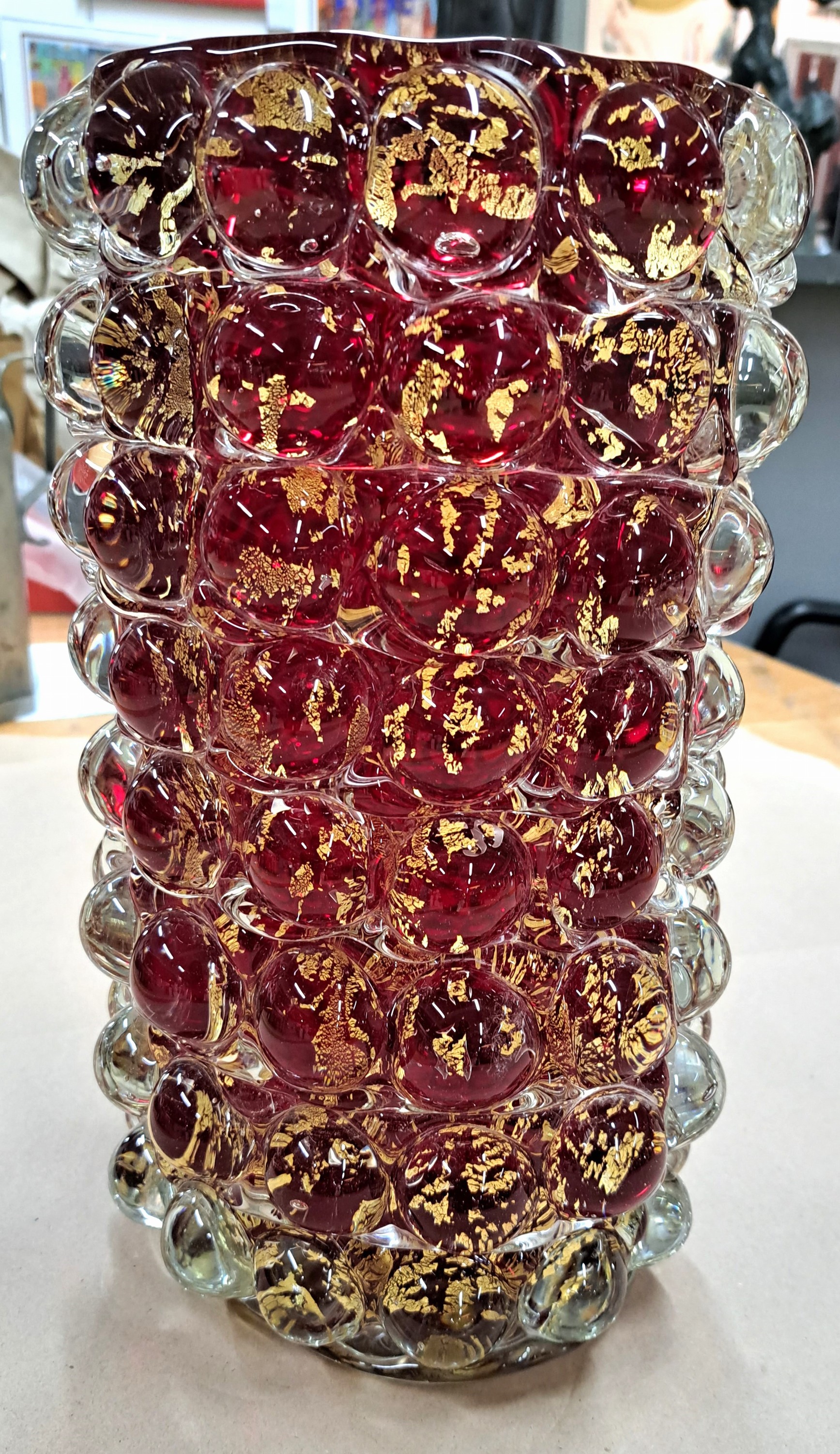 Detail b: Große Glasvase "Lenti", Barovier & Toso, Murano, 1950er-Jahre, farbloses Glas, roter Innenüberfang mit Goldfolie, Zylinderform, Raster ...