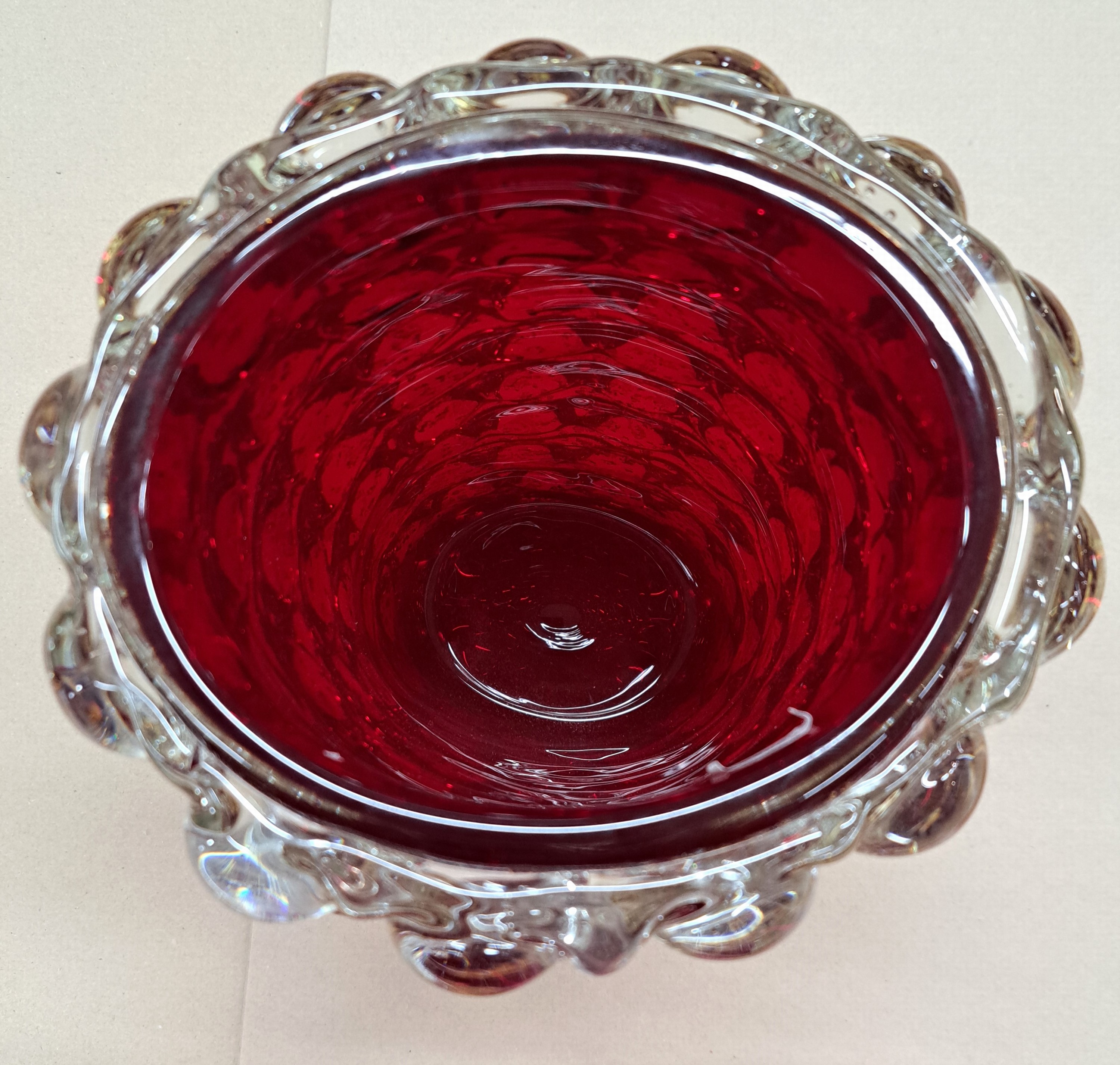 Detail d: Große Glasvase "Lenti", Barovier & Toso, Murano, 1950er-Jahre, farbloses Glas, roter Innenüberfang mit Goldfolie, Zylinderform, Raster ...