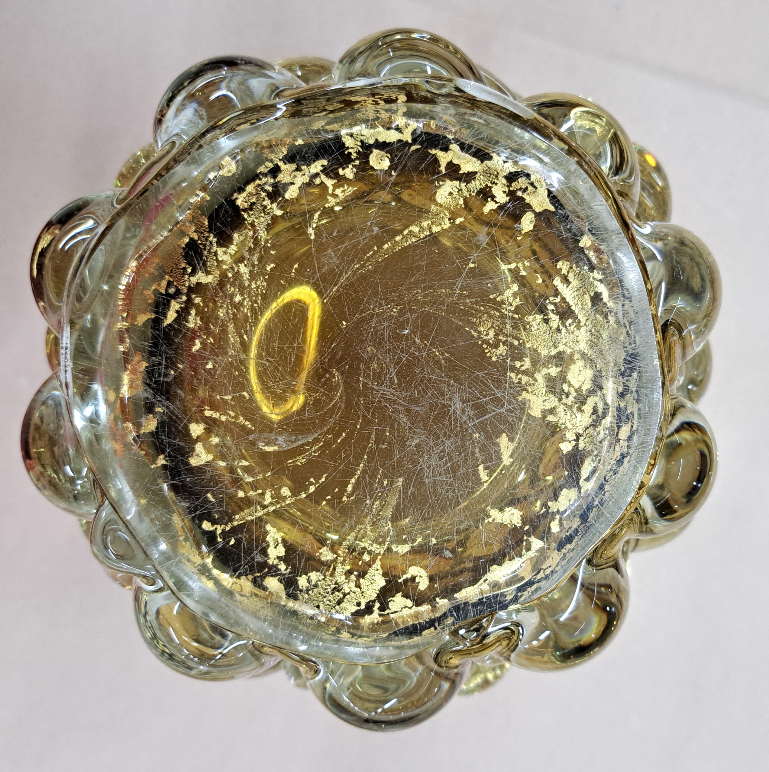 Detail d: Große Glasvase "Lenti", Barovier & Toso, Murano, 1960er-Jahre, farbloses Glas, eingeschmolzene Goldfolie, konische Form, Raster aus ...