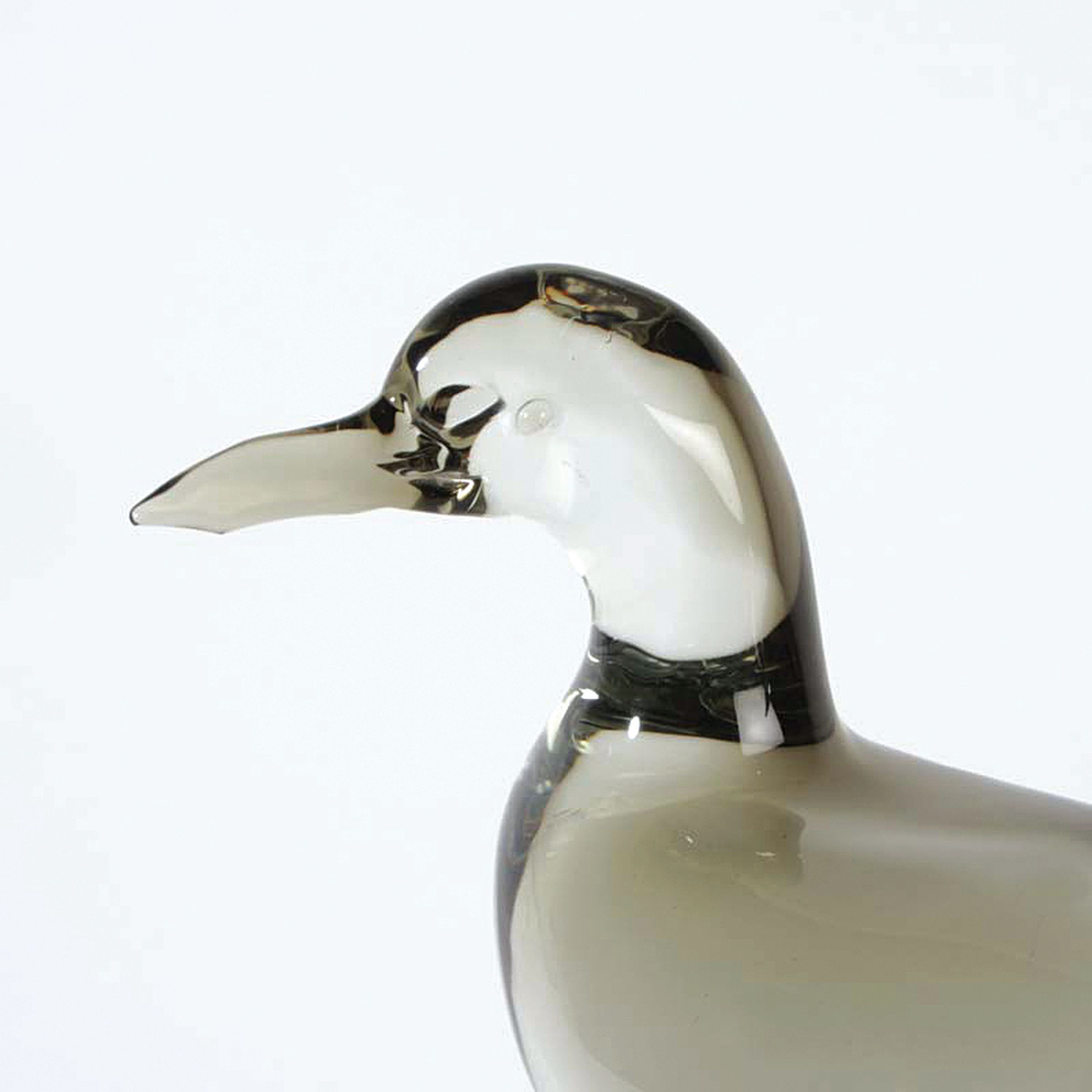 Detail a: Glasskulptur Möwe, Alfredo Barbini, Murano, um 1965, grau-grün getöntes Glas, sitzende Möwe auf Pfeiler, 2-tlg., am Sockel signiert, H. 36 cm