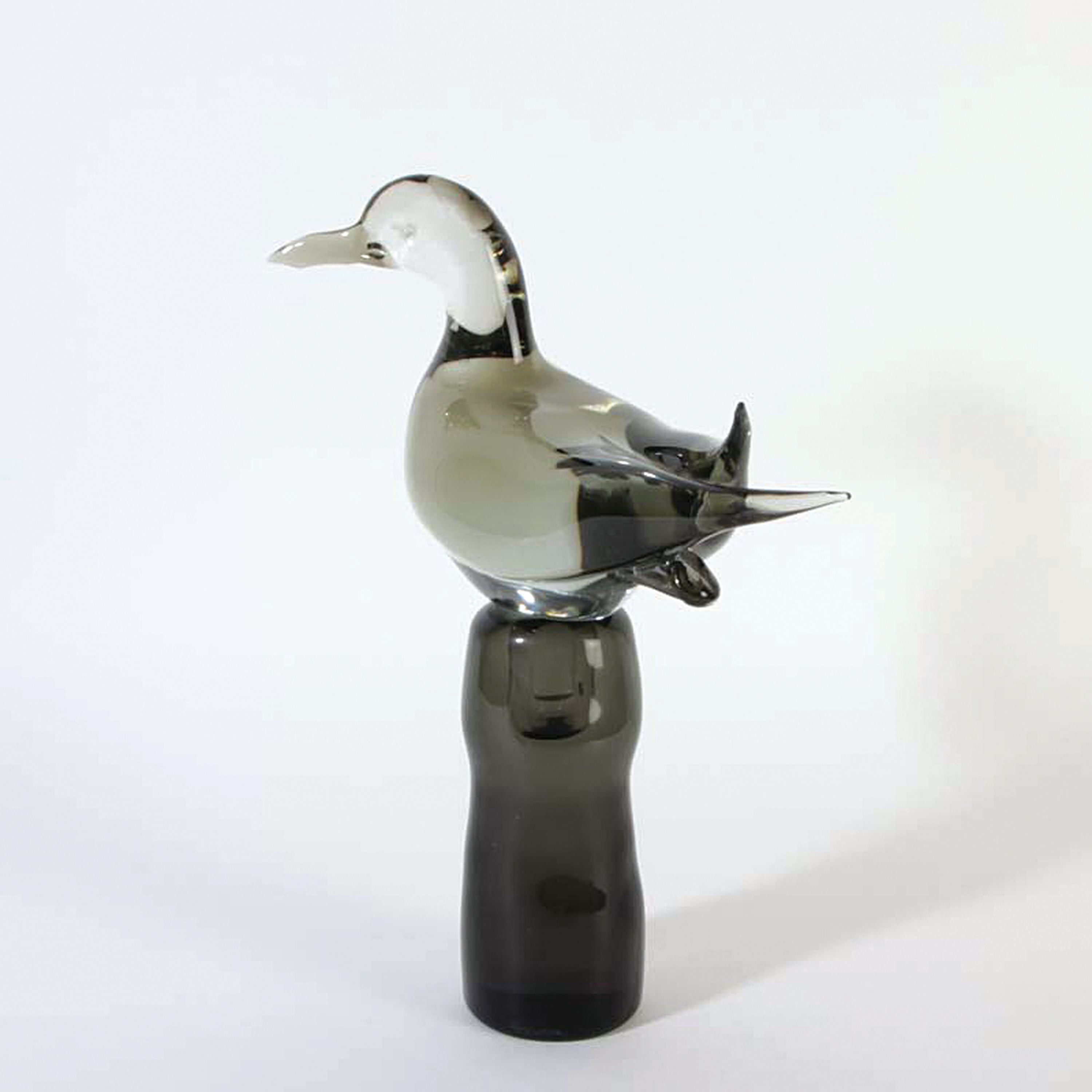 Detail b: Glasskulptur Möwe, Alfredo Barbini, Murano, um 1965, grau-grün getöntes Glas, sitzende Möwe auf Pfeiler, 2-tlg., am Sockel signiert, H. 36 cm