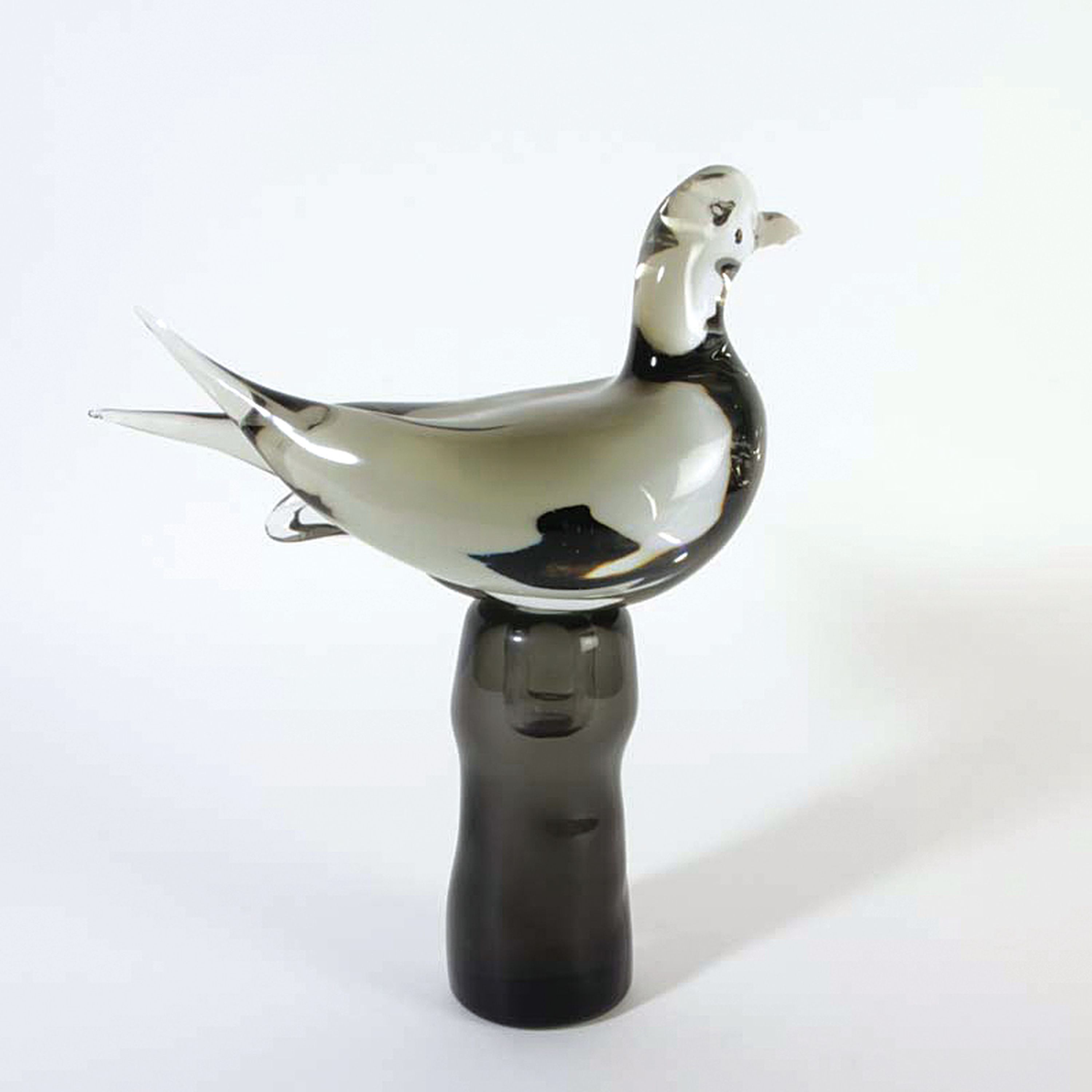 Detail c: Glasskulptur Möwe, Alfredo Barbini, Murano, um 1965, grau-grün getöntes Glas, sitzende Möwe auf Pfeiler, 2-tlg., am Sockel signiert, H. 36 cm