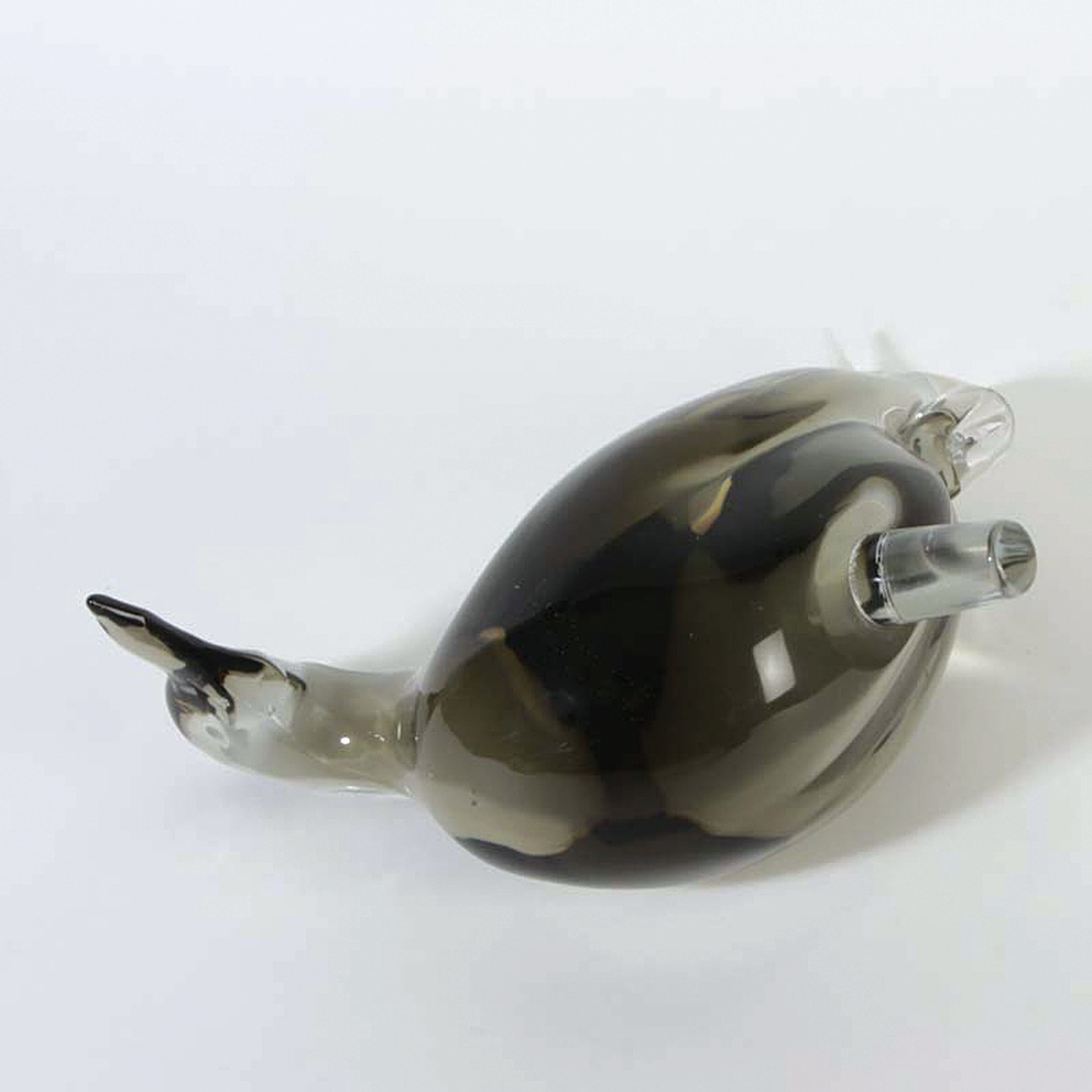 Detail d: Glasskulptur Möwe, Alfredo Barbini, Murano, um 1965, grau-grün getöntes Glas, sitzende Möwe auf Pfeiler, 2-tlg., am Sockel signiert, H. 36 cm