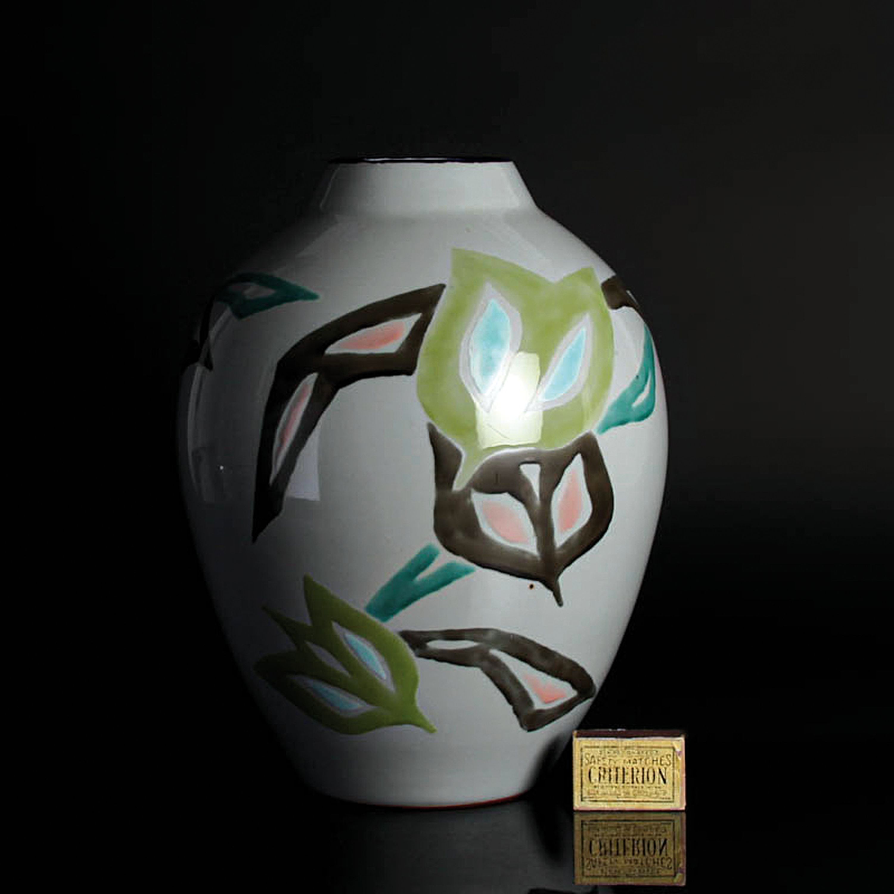 Detail b: Bodenvase, Royal Copenhagen, Entw. Helge Jensen, 1950/60er-Jahre, vielfarbiger abstrakter Dekor auf grauem Grund, H. 34 cm