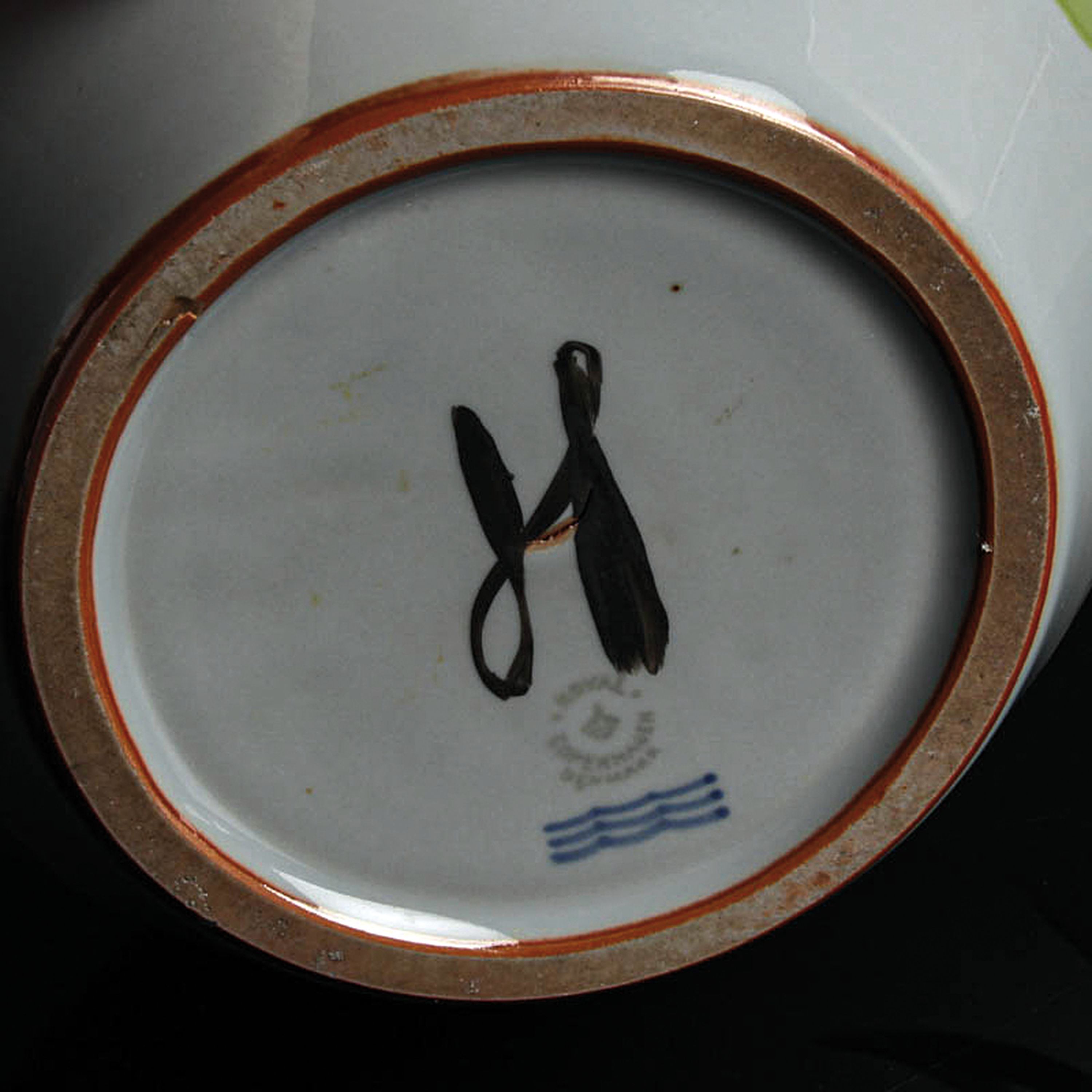 Detail e: Bodenvase, Royal Copenhagen, Entw. Helge Jensen, 1950/60er-Jahre, vielfarbiger abstrakter Dekor auf grauem Grund, H. 34 cm