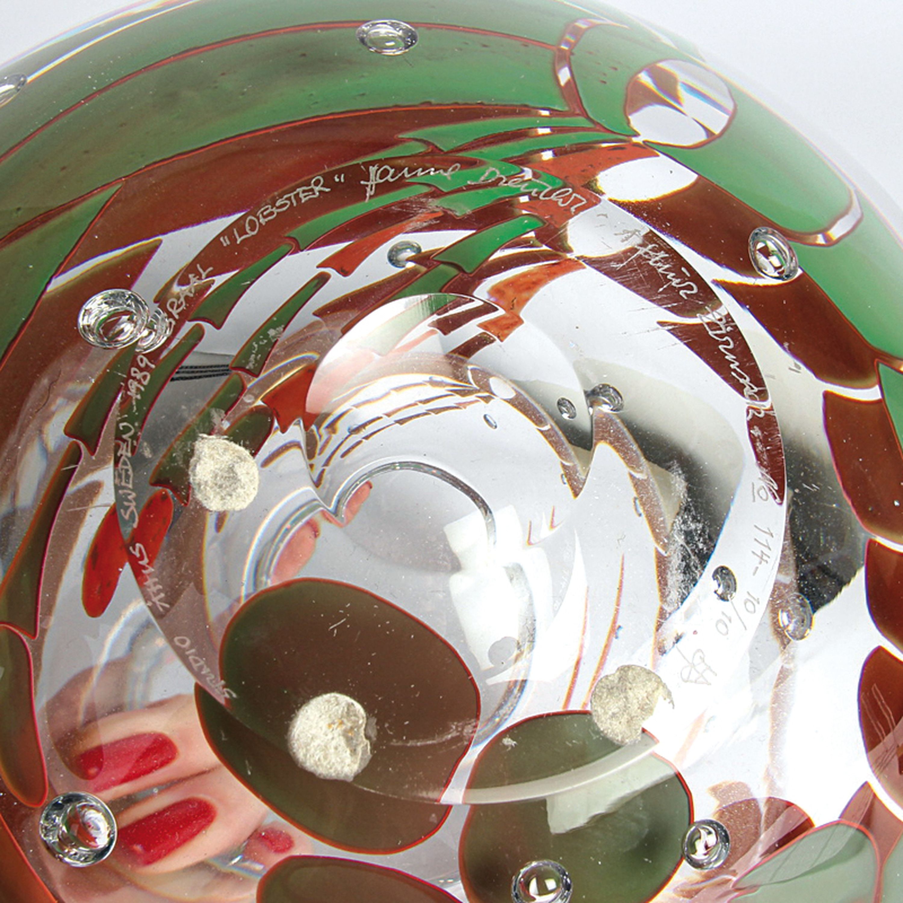 Detail a: Kugelvase "Lobster", Hanne Dreutler & Arthur Zirnsack, Studio Arhus, Schweden, 1989, dickwandiges farbloses Glas, eingeschmolzene ...