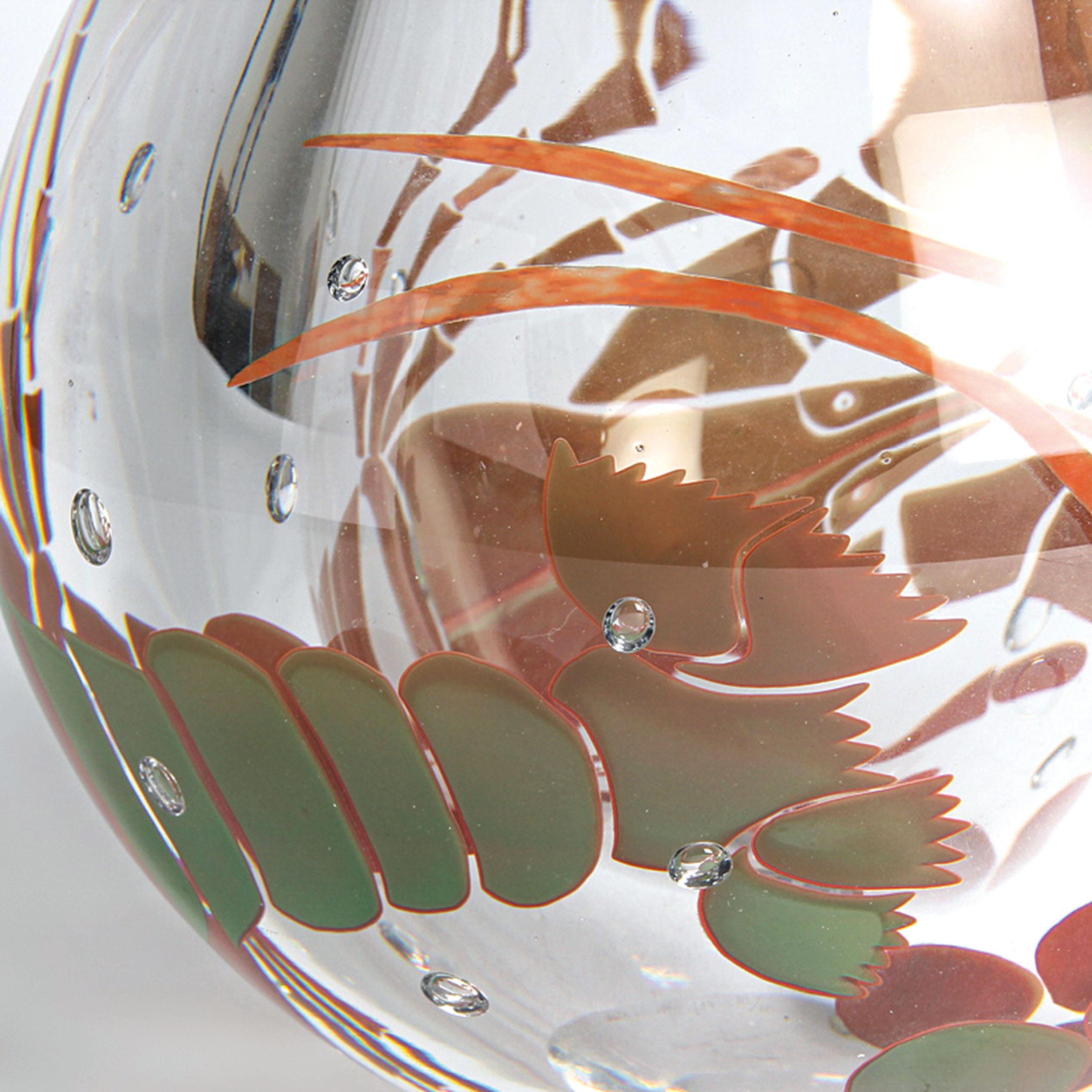 Detail b: Kugelvase "Lobster", Hanne Dreutler & Arthur Zirnsack, Studio Arhus, Schweden, 1989, dickwandiges farbloses Glas, eingeschmolzene ...