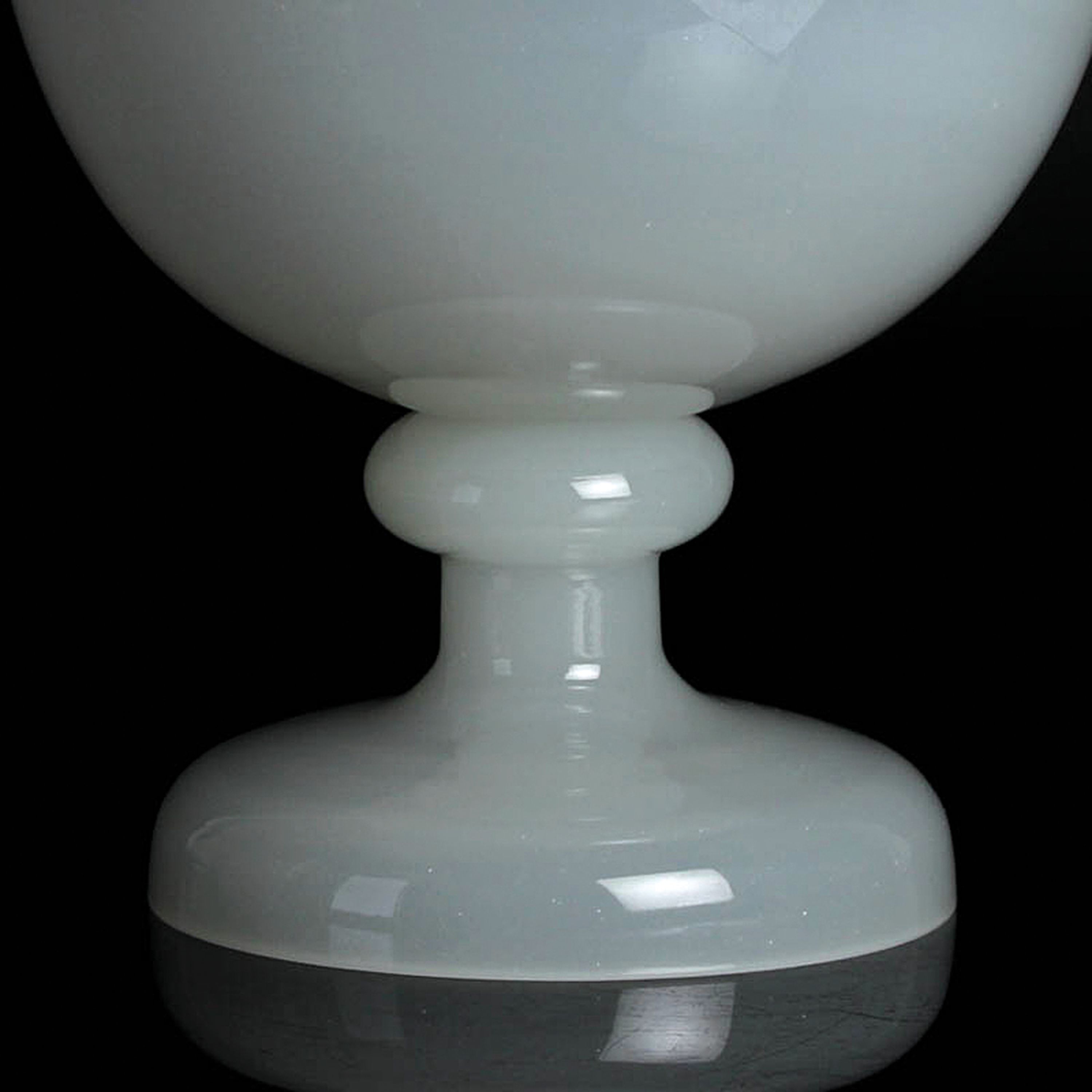 Detail b: Glaspokal, Cenedese, Murano, opak milchweißes Glas, Goldrand, Herstelleretikett, H.27 cm, D. 22cm