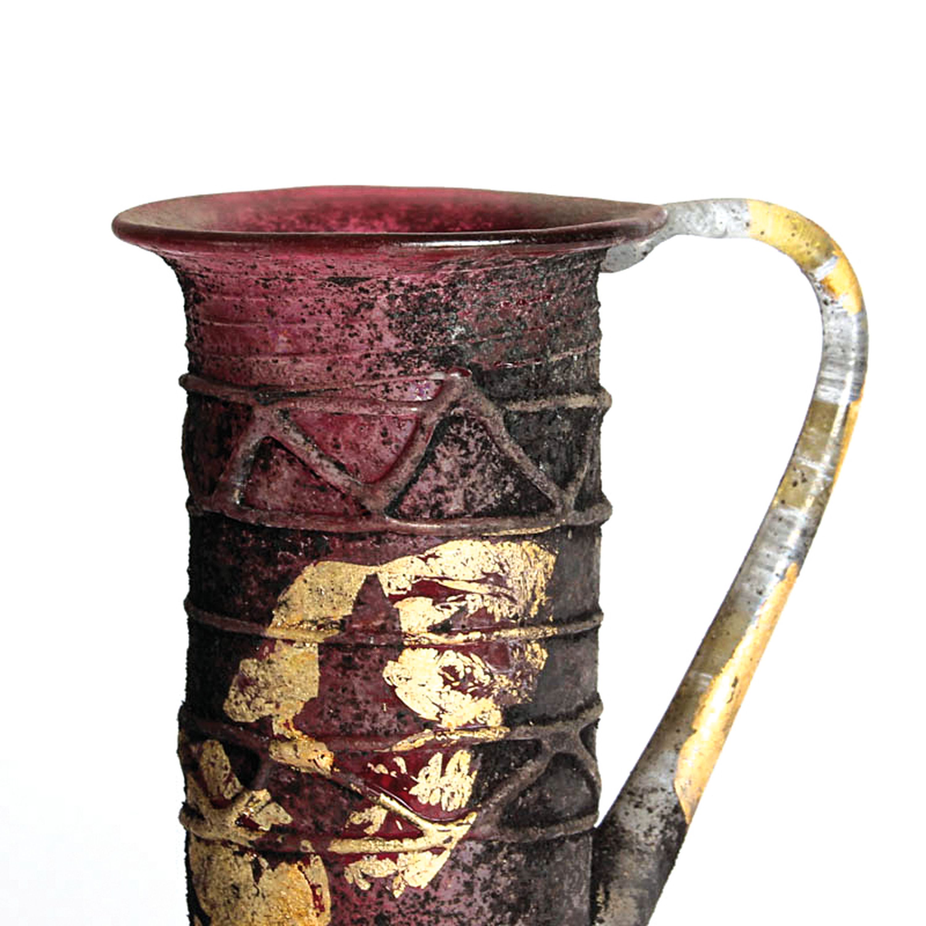 Detail b: Vetro a scavo-Gefäß, Ermanno Nason für Cenedese, Murano, 1963-72, violett getöntes Glas, Ruß und Goldpatina in vetro a scavo -Technik, stil. ...