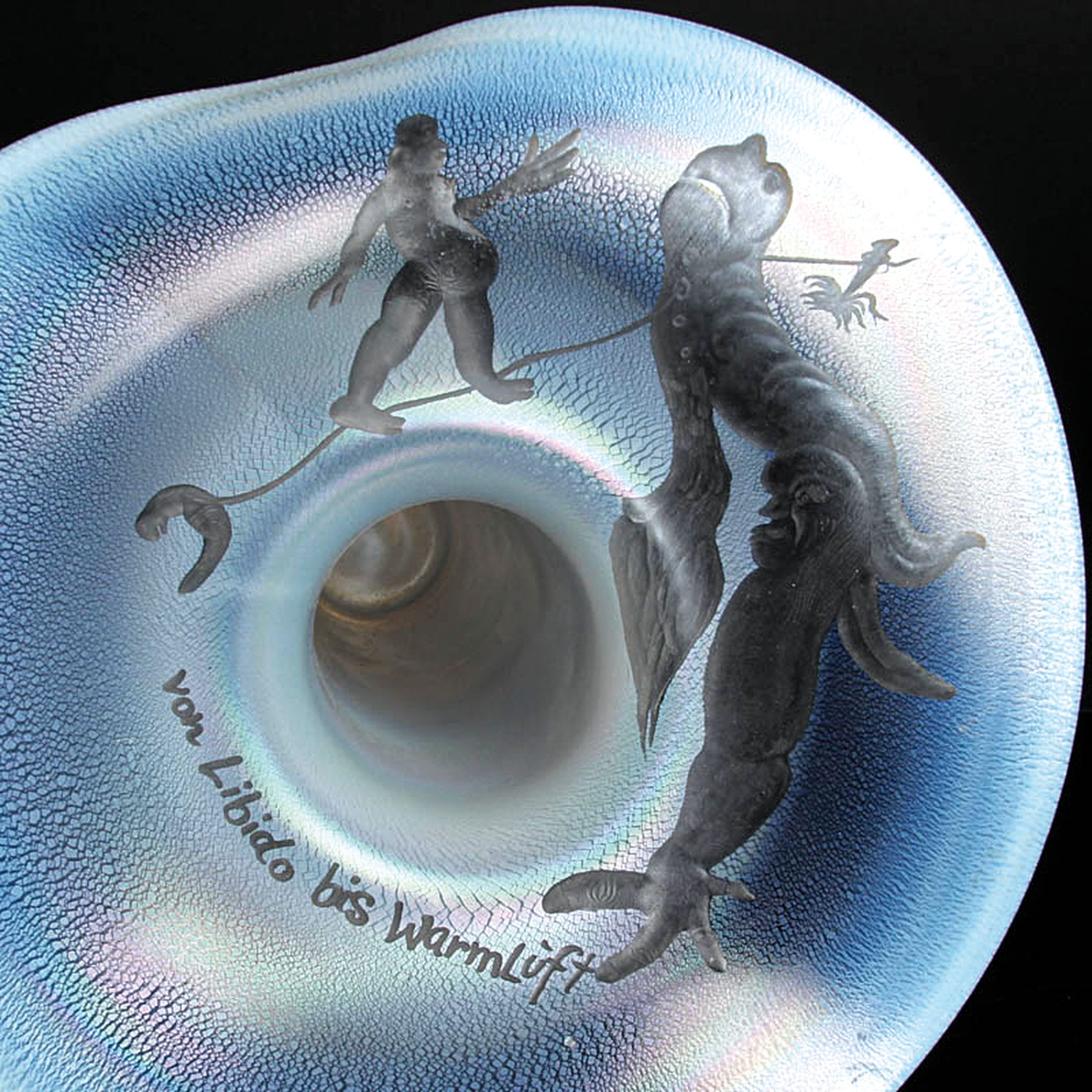 Detail e: Studioglasvase, Erwin Eisch, farbloses Glas, milchweiß überfangen, geschliffener Dekor bez. "Von Libido bis Warmluft", organische Form, ...