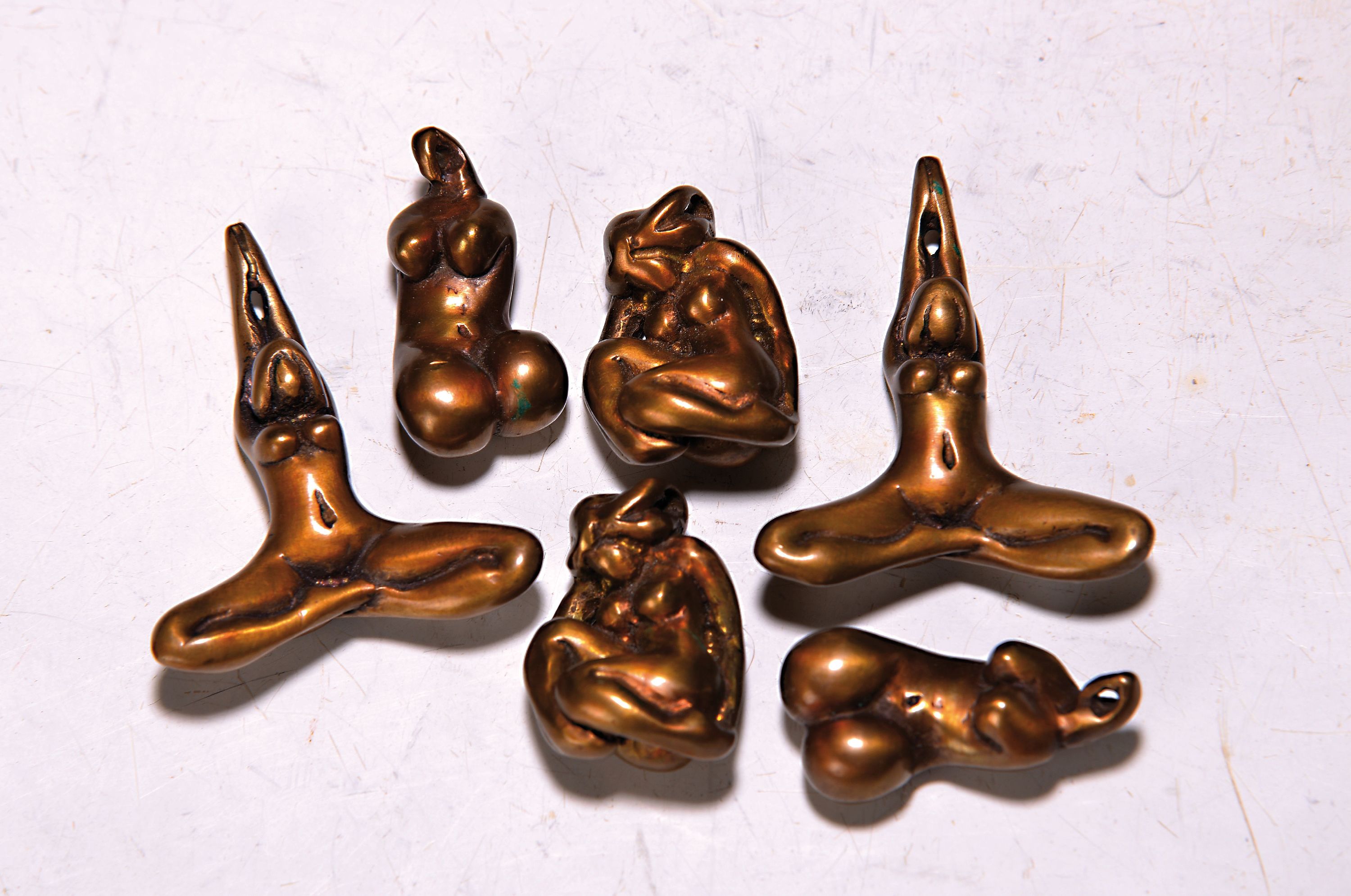 Detail k: Maximilian Delius, geb. 1958 Ukraine, 6 Bronzefiguren, 3 Paare unterschiedlicher weiblicher Akte, H. je 6cm