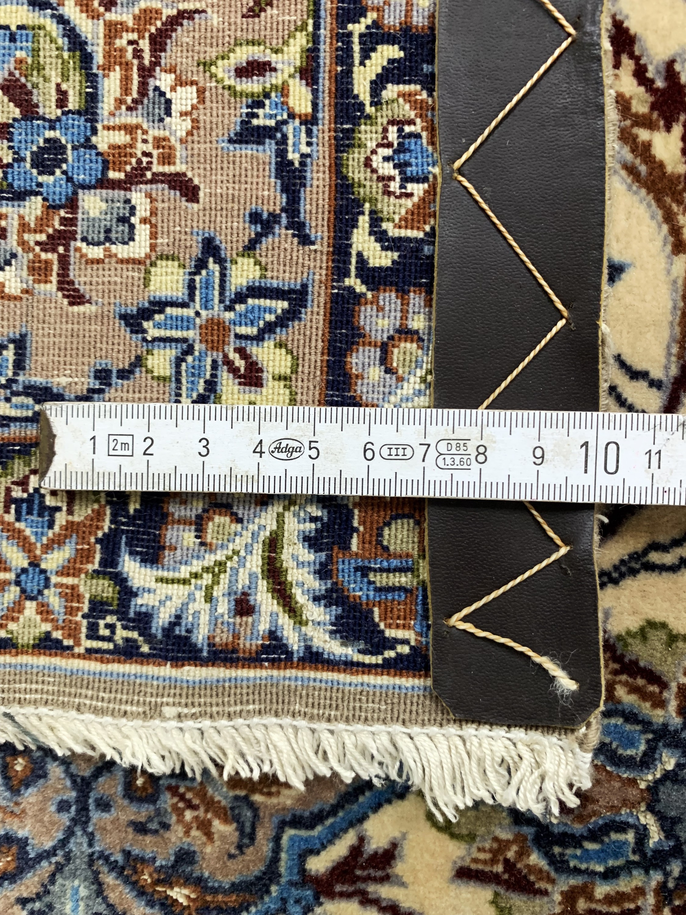 Detail e: Esfahan fein, Persien, Mitte 20.Jhd., Korkwolle mit und auf Seide, ca. 164 x 111 cm,ca. 1,0 Mio. Kn/qm, EHZ: 2, reinigungsbedürftig