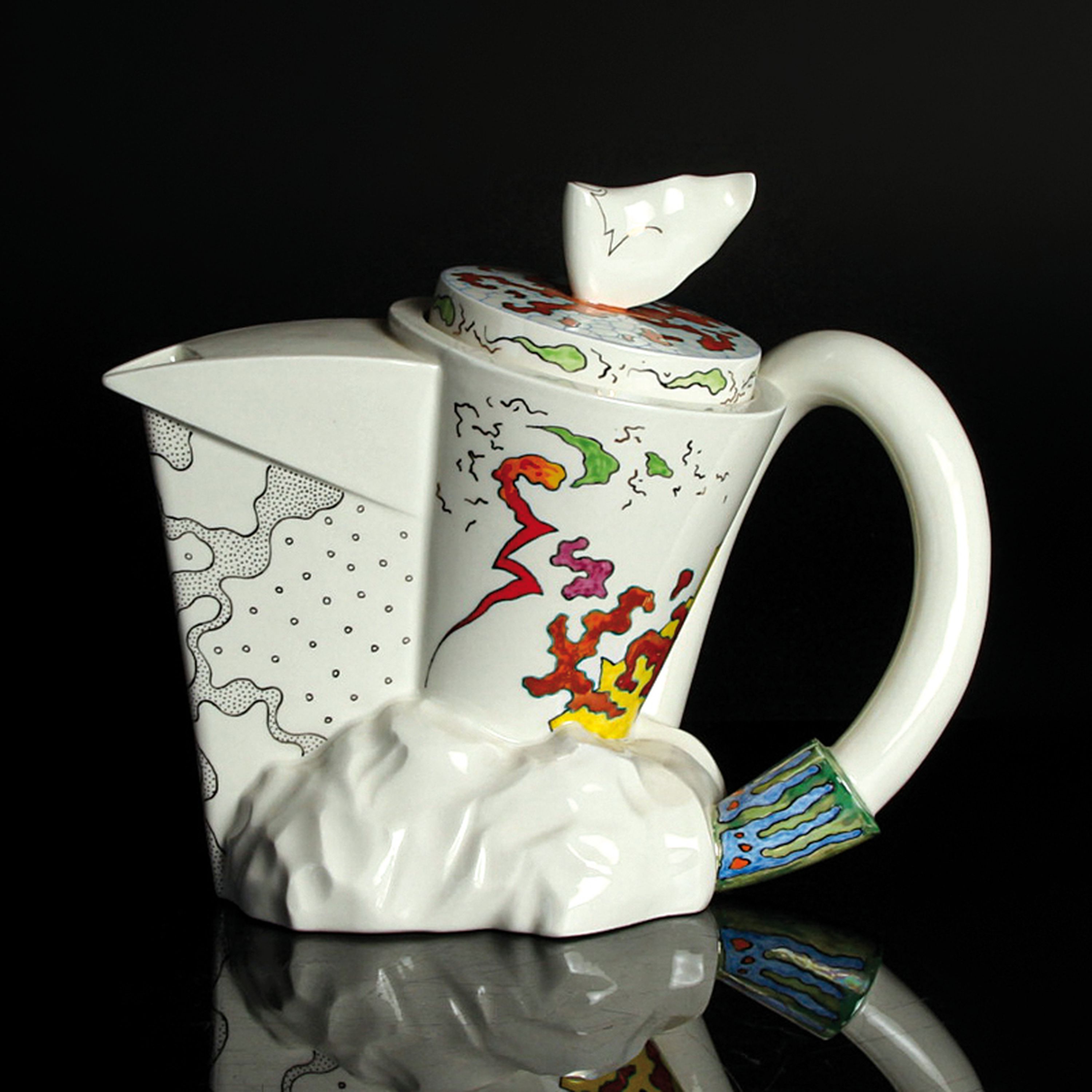Ausgefallene Kaffeekanne, Sandro Dobany, 1994, Porzellan, abstrakt farbig staffiert, ausgefallene, asymmetrische Form, am Boden bezeichnet, H. 17 cm