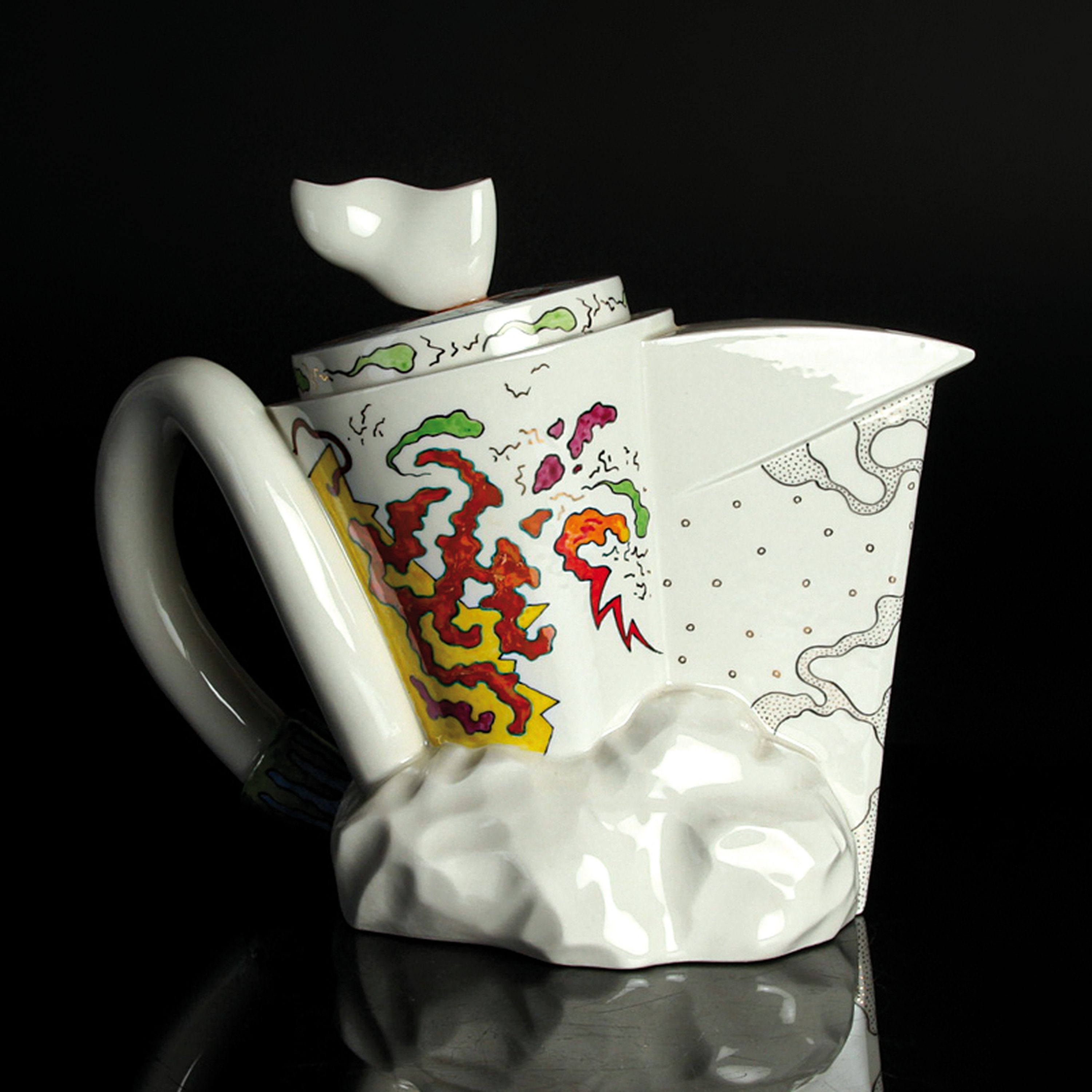 Detail a: Ausgefallene Kaffeekanne, Sandro Dobany, 1994, Porzellan, abstrakt farbig staffiert, ausgefallene, asymmetrische Form, am Boden bezeichnet, H. 17 cm
