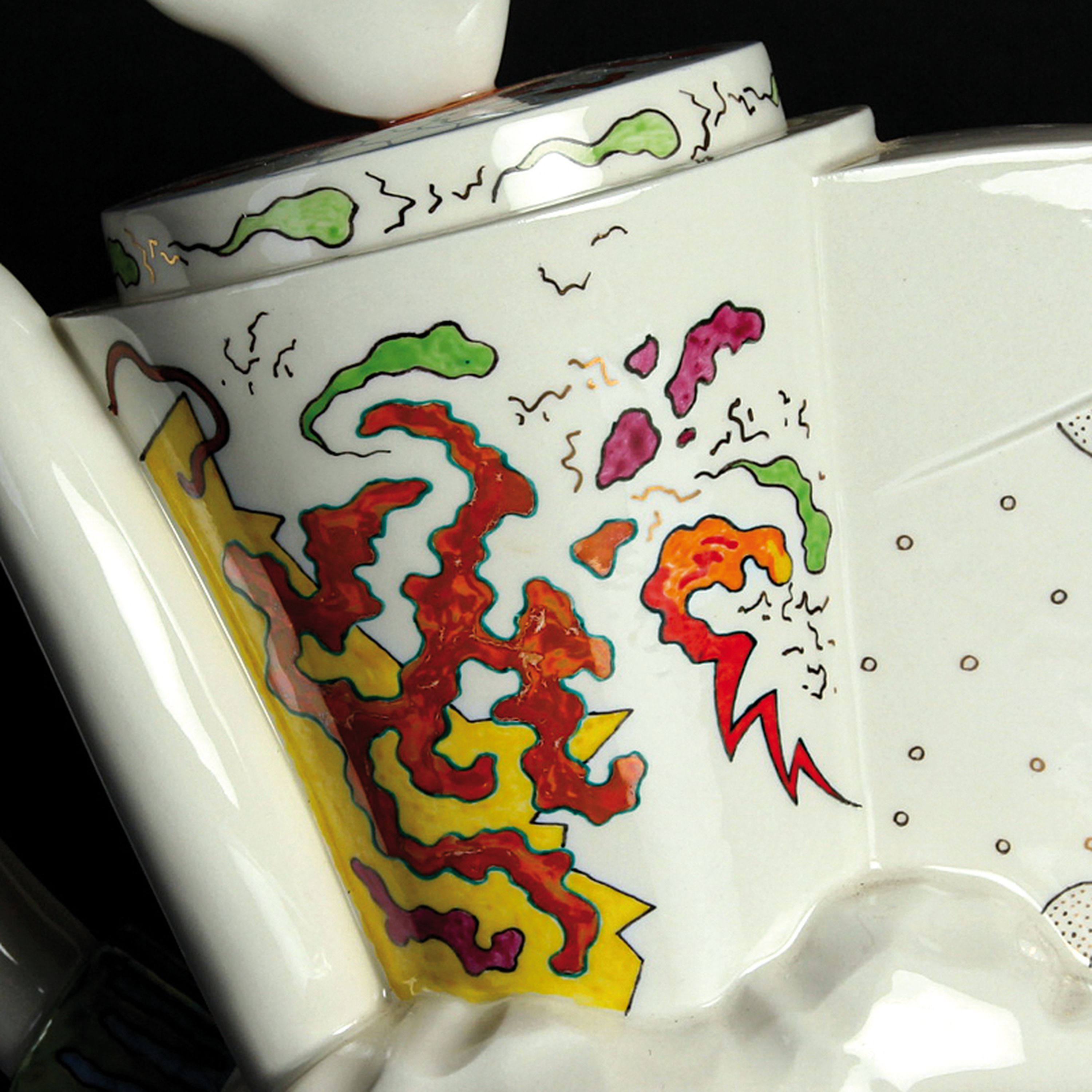 Detail b: Ausgefallene Kaffeekanne, Sandro Dobany, 1994, Porzellan, abstrakt farbig staffiert, ausgefallene, asymmetrische Form, am Boden bezeichnet, H. 17 cm