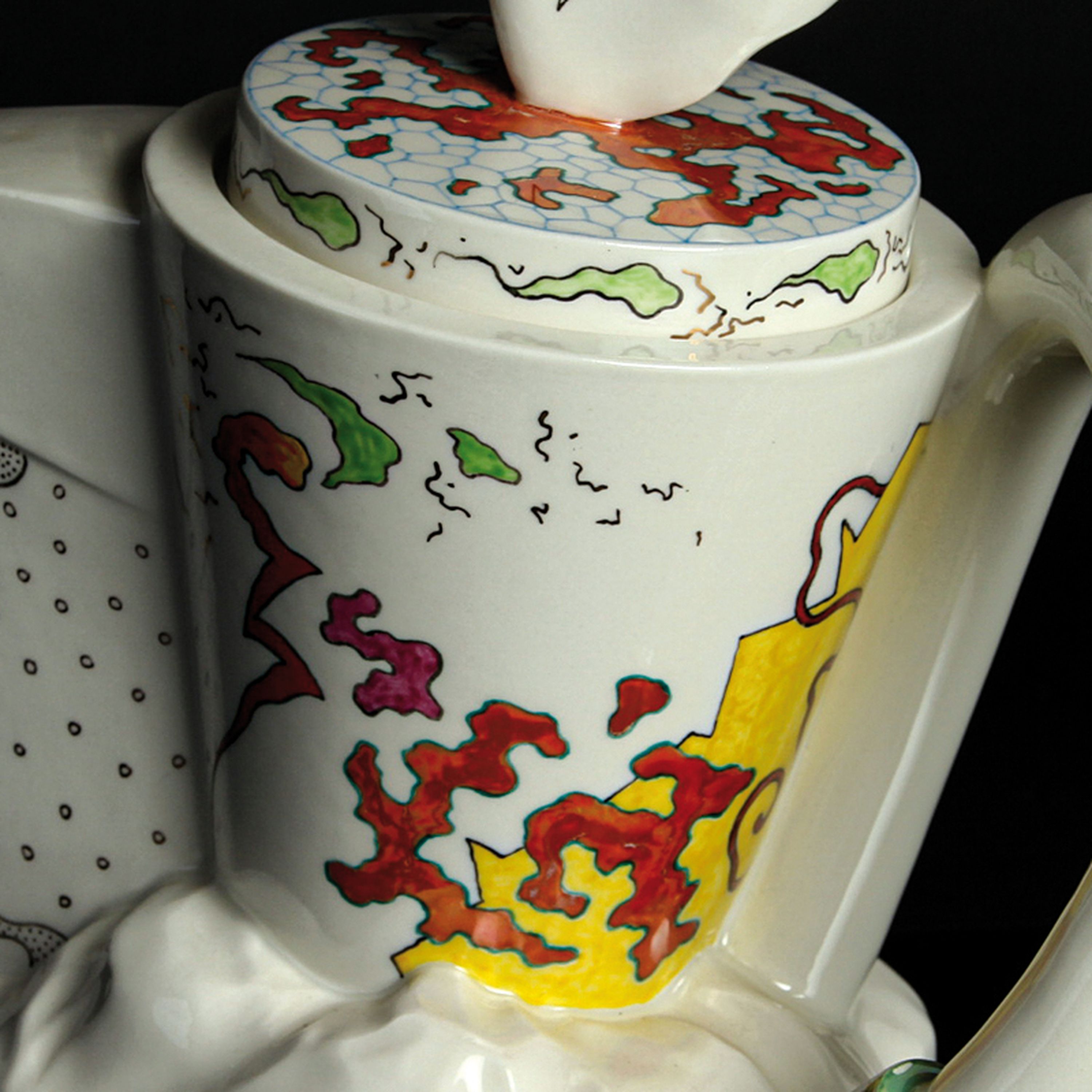 Detail c: Ausgefallene Kaffeekanne, Sandro Dobany, 1994, Porzellan, abstrakt farbig staffiert, ausgefallene, asymmetrische Form, am Boden bezeichnet, H. 17 cm