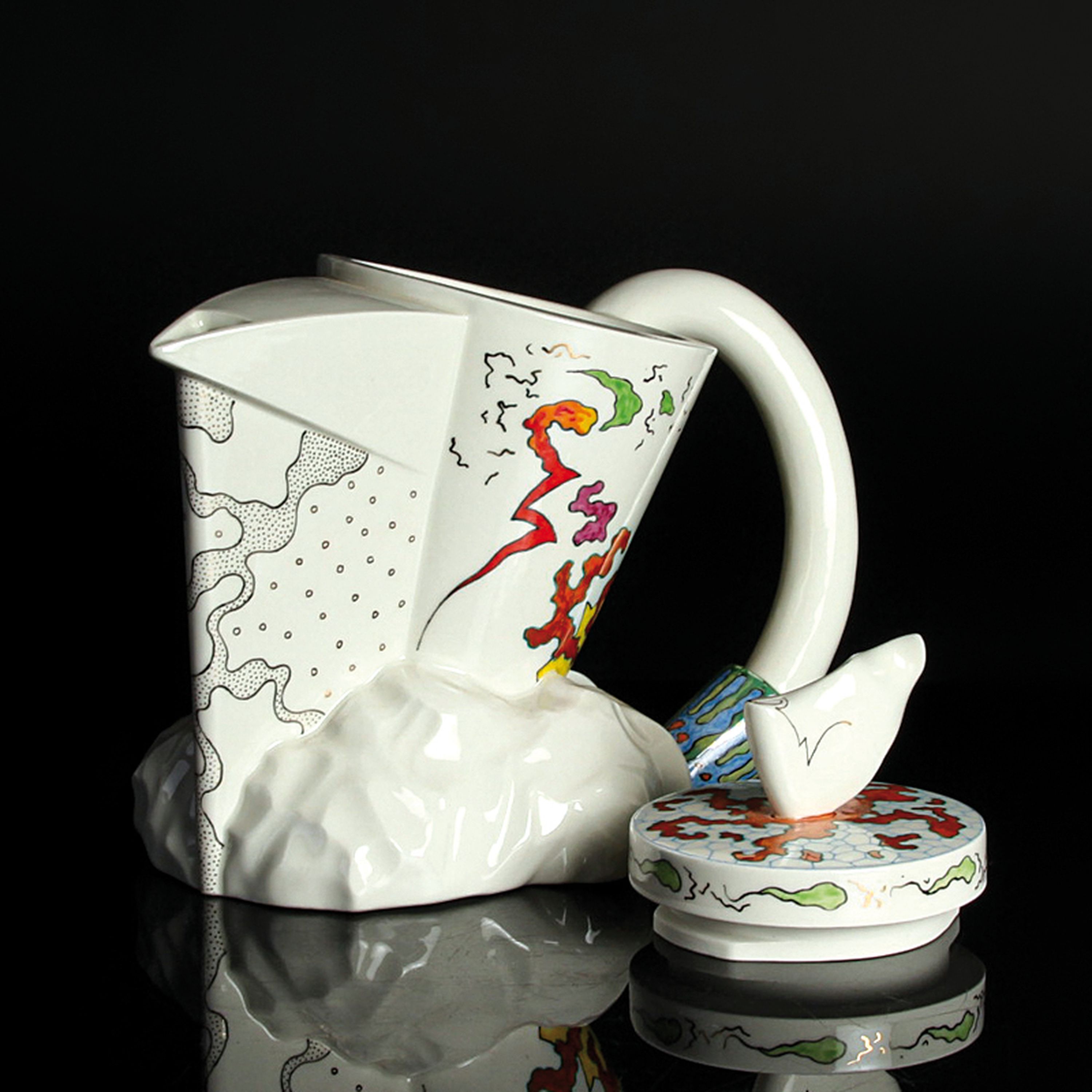 Detail d: Ausgefallene Kaffeekanne, Sandro Dobany, 1994, Porzellan, abstrakt farbig staffiert, ausgefallene, asymmetrische Form, am Boden bezeichnet, H. 17 cm
