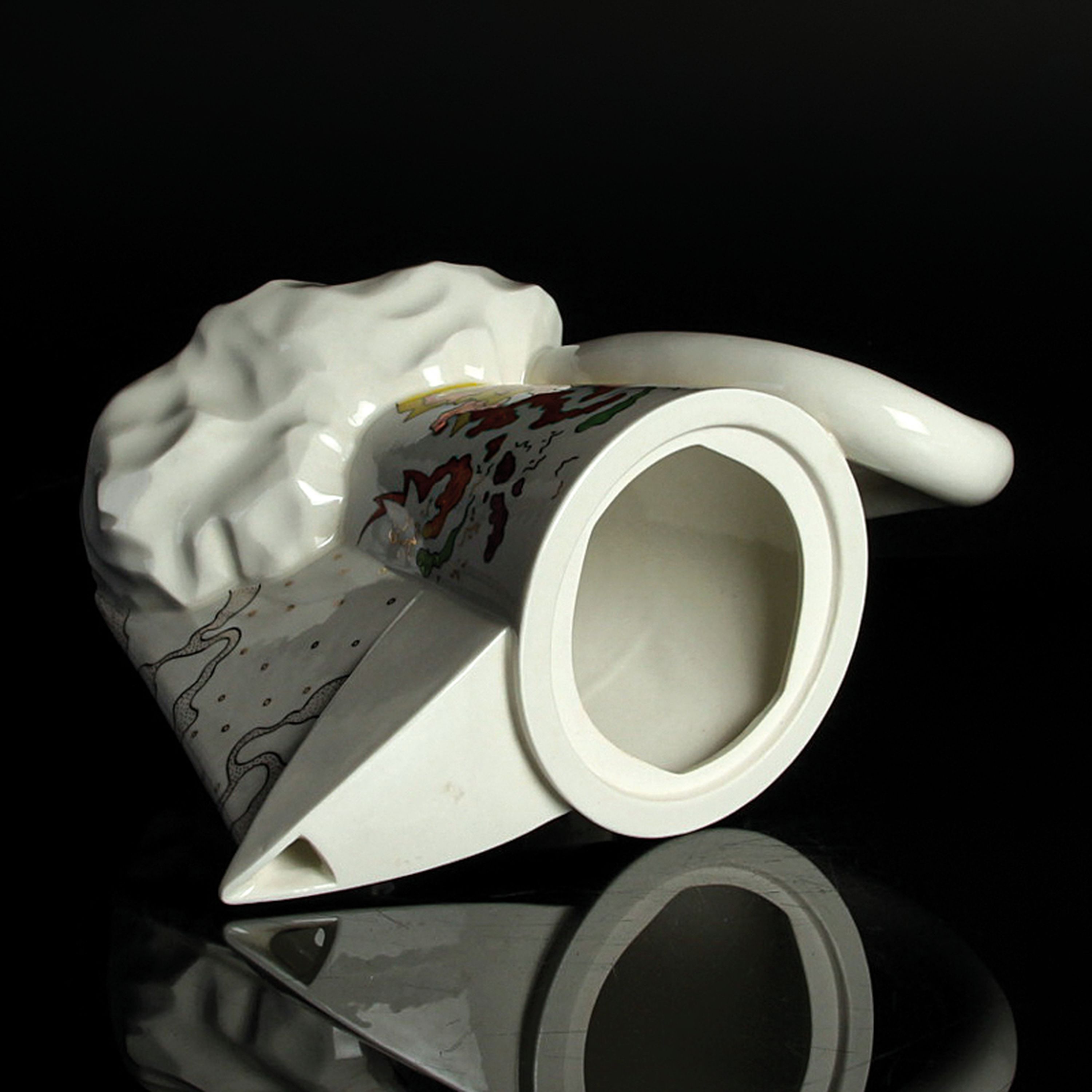 Detail e: Ausgefallene Kaffeekanne, Sandro Dobany, 1994, Porzellan, abstrakt farbig staffiert, ausgefallene, asymmetrische Form, am Boden bezeichnet, H. 17 cm