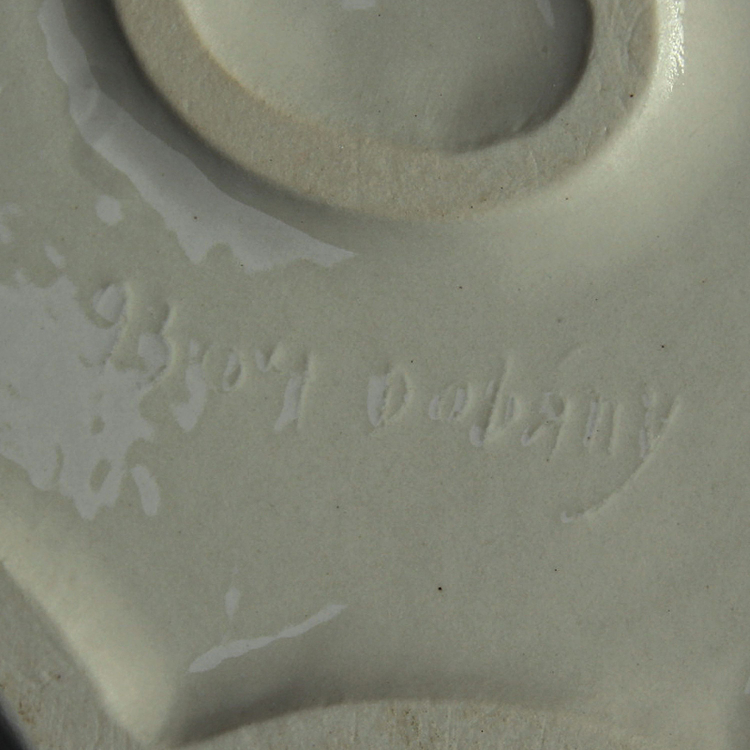 Detail f: Ausgefallene Kaffeekanne, Sandro Dobany, 1994, Porzellan, abstrakt farbig staffiert, ausgefallene, asymmetrische Form, am Boden bezeichnet, H. 17 cm