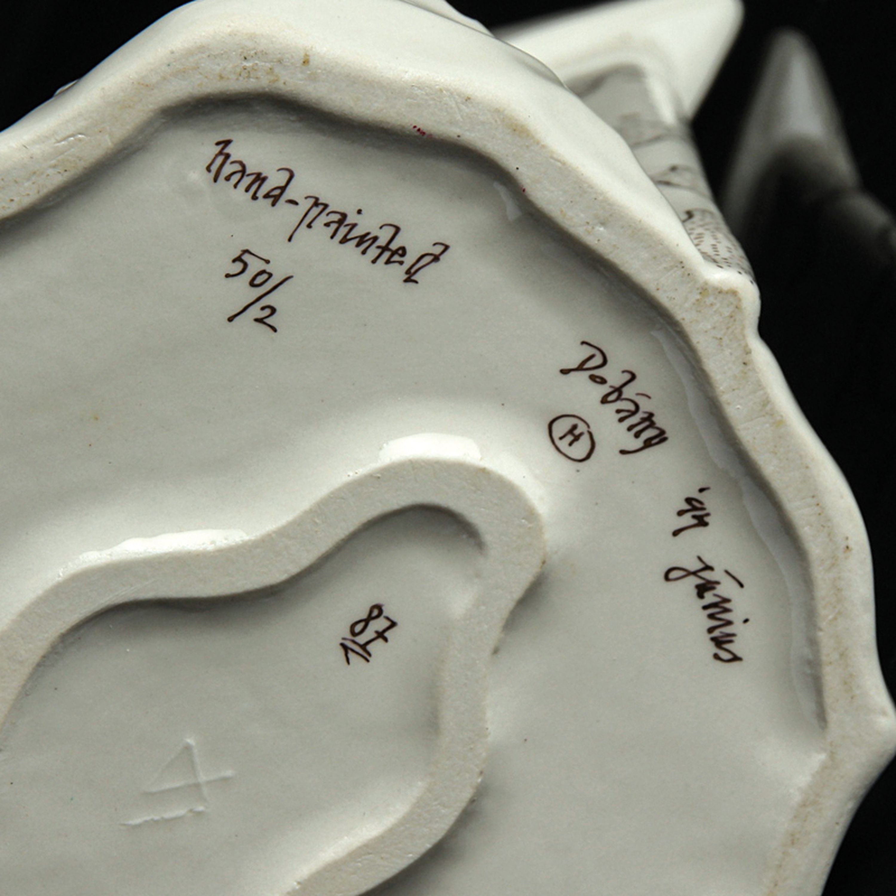 Detail g: Ausgefallene Kaffeekanne, Sandro Dobany, 1994, Porzellan, abstrakt farbig staffiert, ausgefallene, asymmetrische Form, am Boden bezeichnet, H. 17 cm