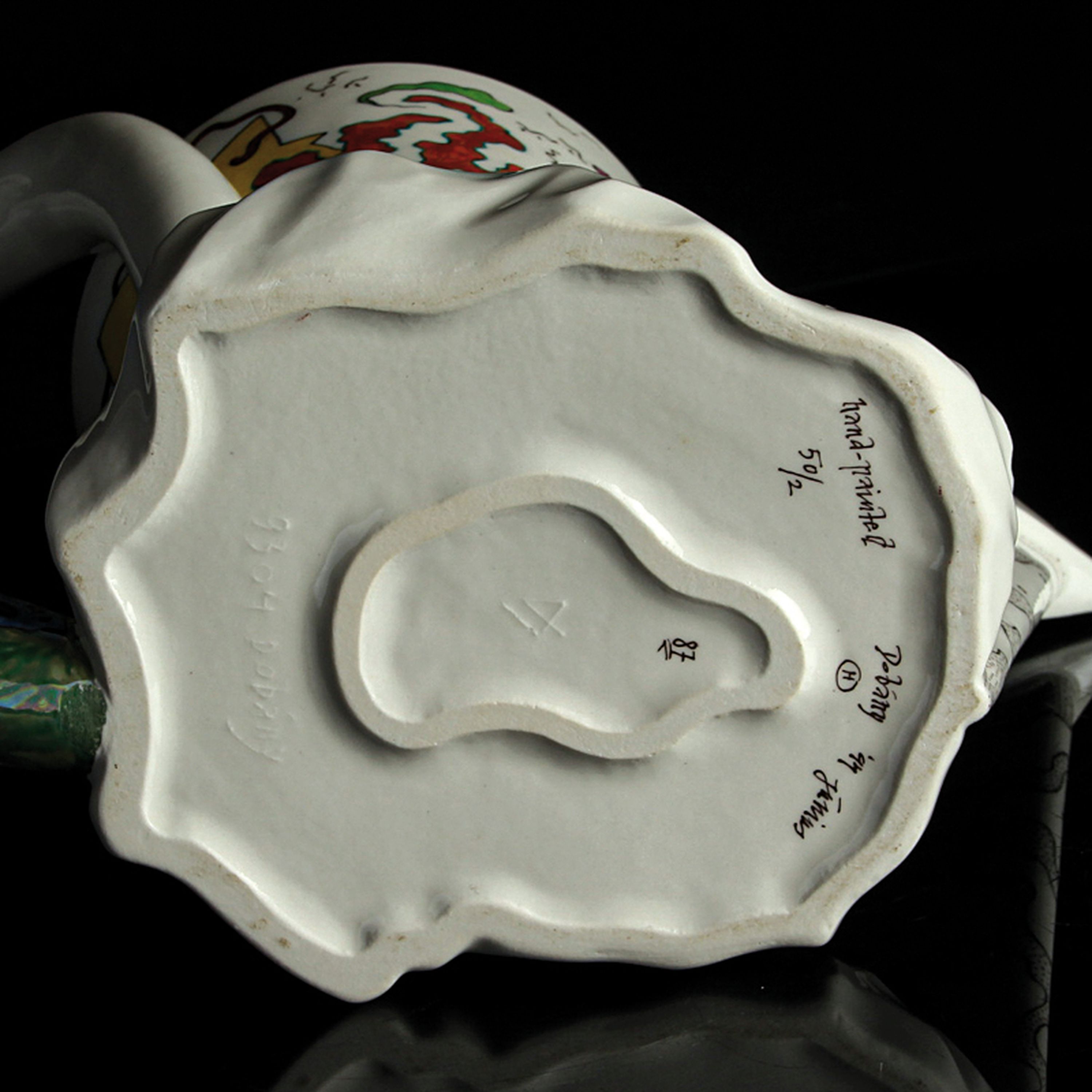 Detail h: Ausgefallene Kaffeekanne, Sandro Dobany, 1994, Porzellan, abstrakt farbig staffiert, ausgefallene, asymmetrische Form, am Boden bezeichnet, H. 17 cm
