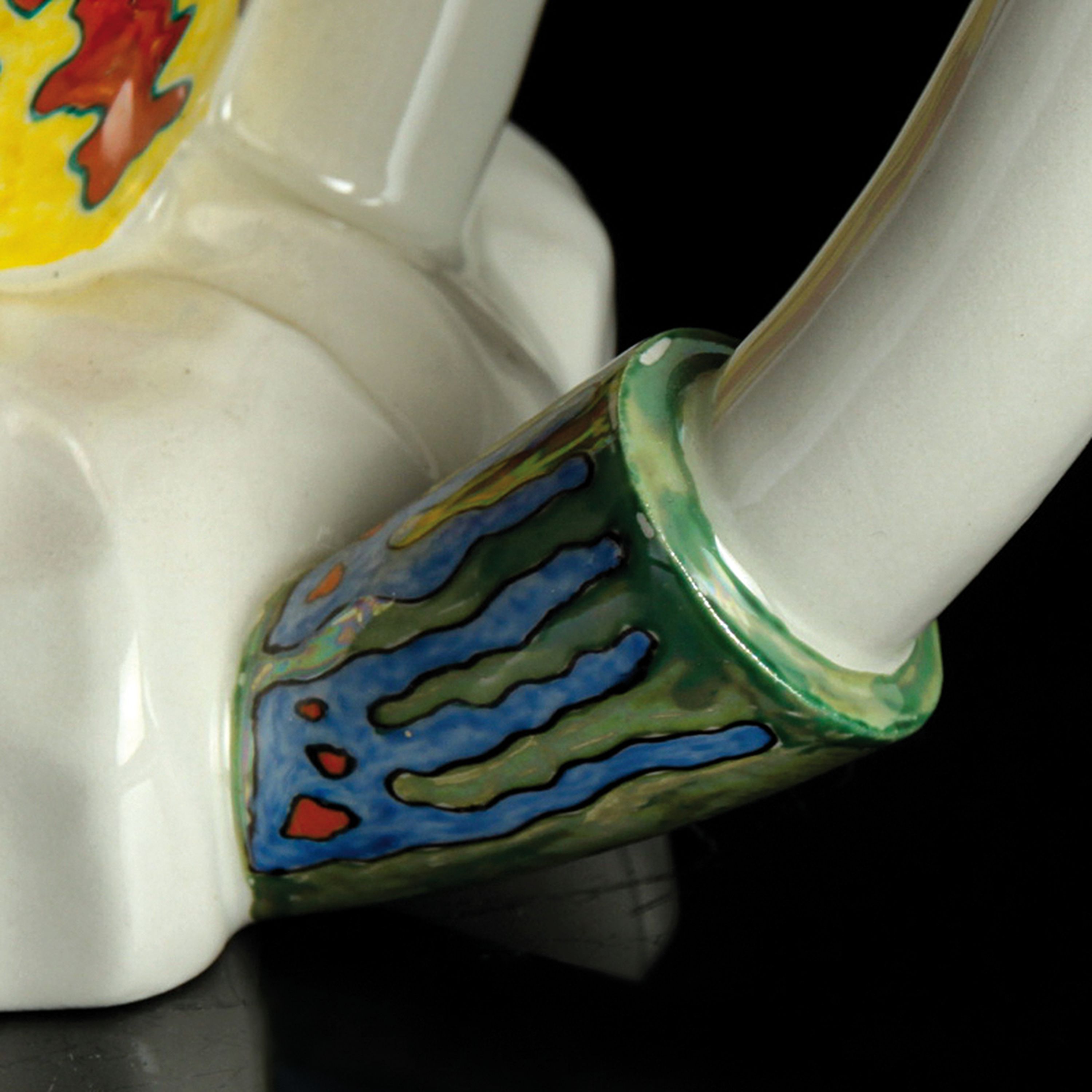 Detail i: Ausgefallene Kaffeekanne, Sandro Dobany, 1994, Porzellan, abstrakt farbig staffiert, ausgefallene, asymmetrische Form, am Boden bezeichnet, H. 17 cm