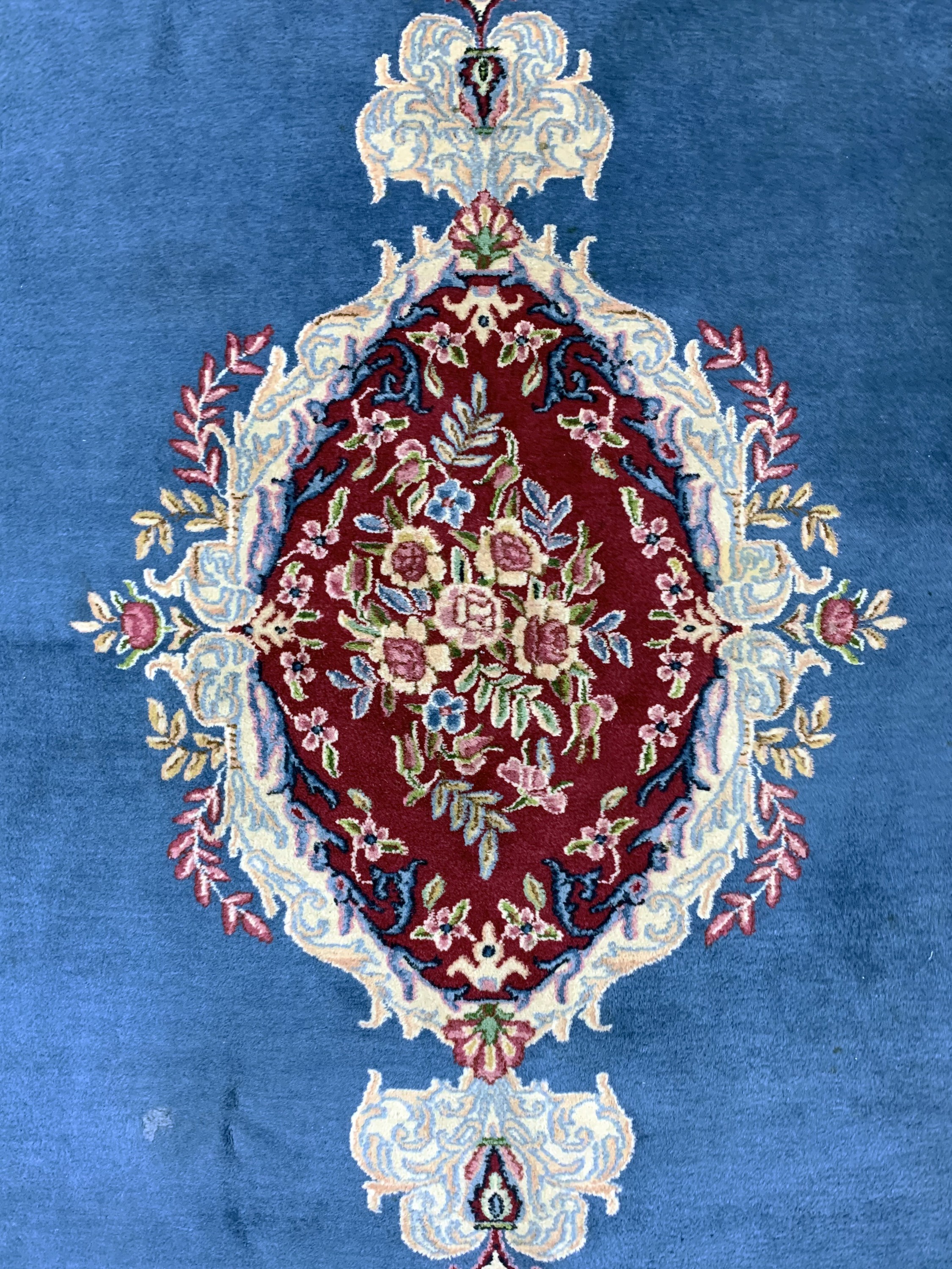 Detail c: Kerman sign.Talebi, Persien, Mitte 20.Jhd.,Wolle auf Baumwolle, ca. 260 x 195 cm, EHZ: 2,kleine Flecken